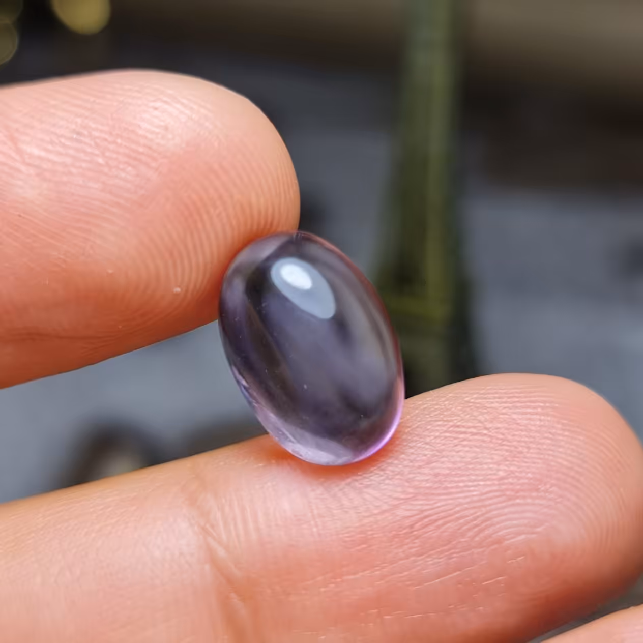 نگین فوق العاده زیبای سنگ اماتیست اصل معدنی با وزن 5 قیراط 
کد  24690
