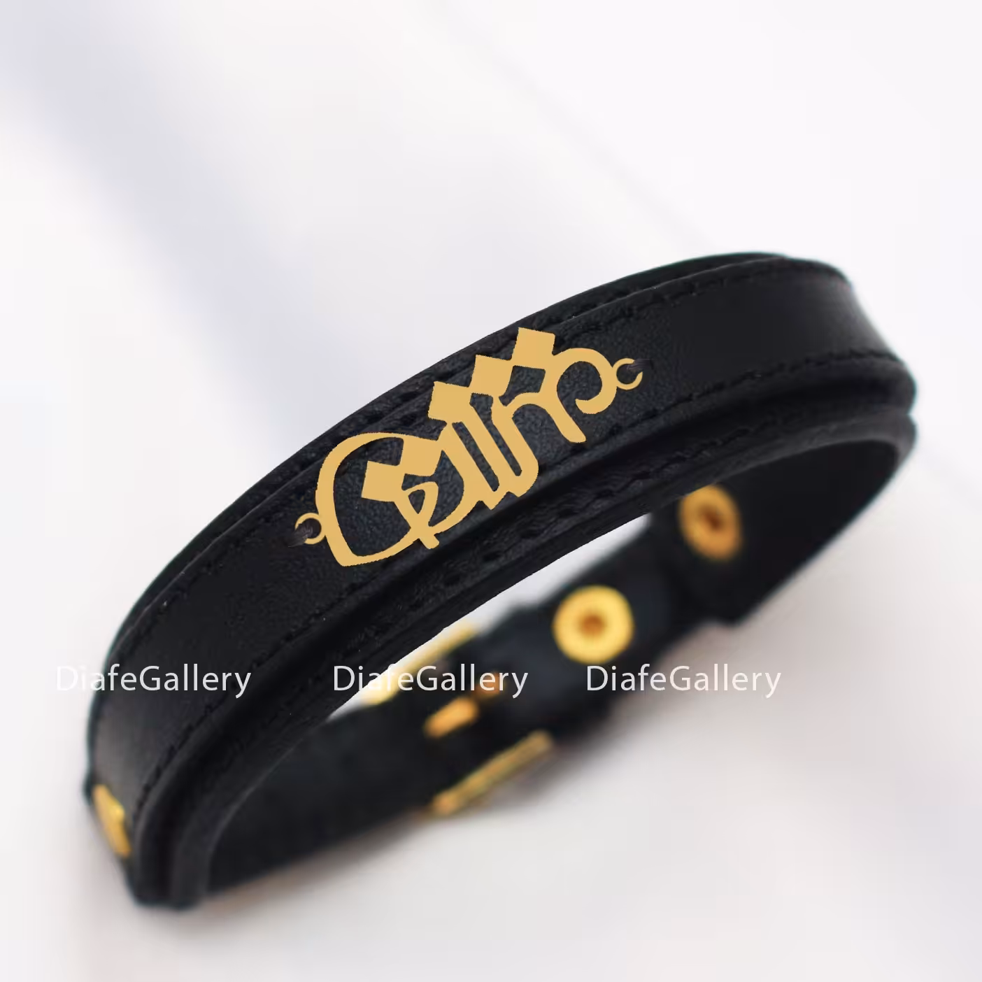 دستبندچرم عشق با پلاک نقره 925 آبکاری طلا18عیار و چرم طبیعی 