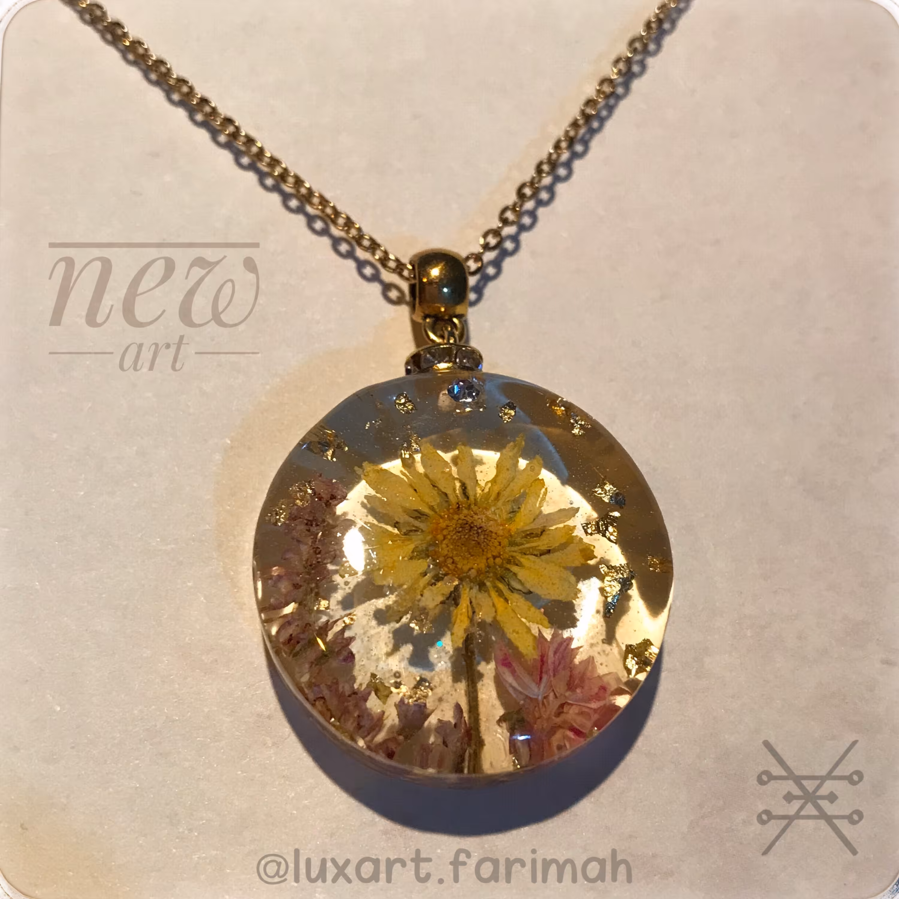 گردنبند گل طبیعی با جلوه شیشه 