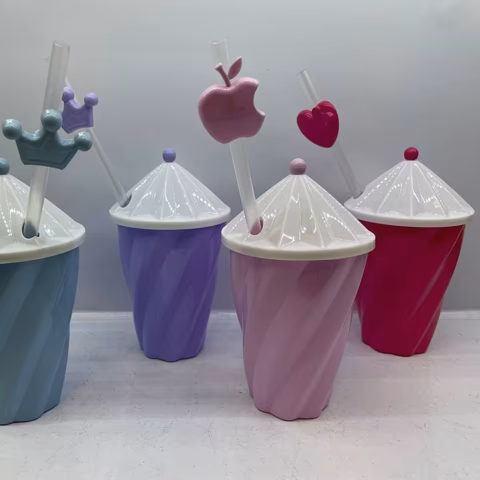 لیوان همراه با درآب میوه گیری مناسب برای فرزند های دلبندتون❤️🌹