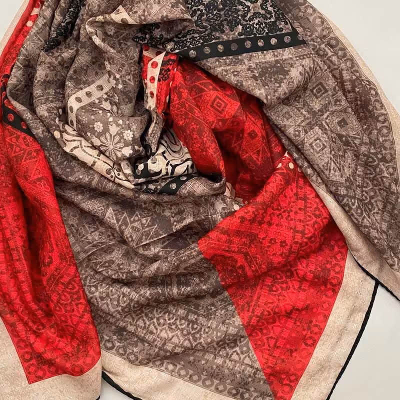 روسری نخ. گارزا
قواره 140
دور دست دوز 
سُر هست باید گره یا گیره بزنین 
پرز  نمیشه 
سبک و خنک مناسب. تابستان 