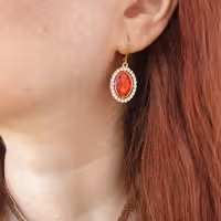 نیمست گردنی چوکر  نگین درشت قرمز  و دور  نگین و گوشواره
ابعاد  یک و نیم در دو سانت
بلندی آویز 42 سانت
رنگ ثابت