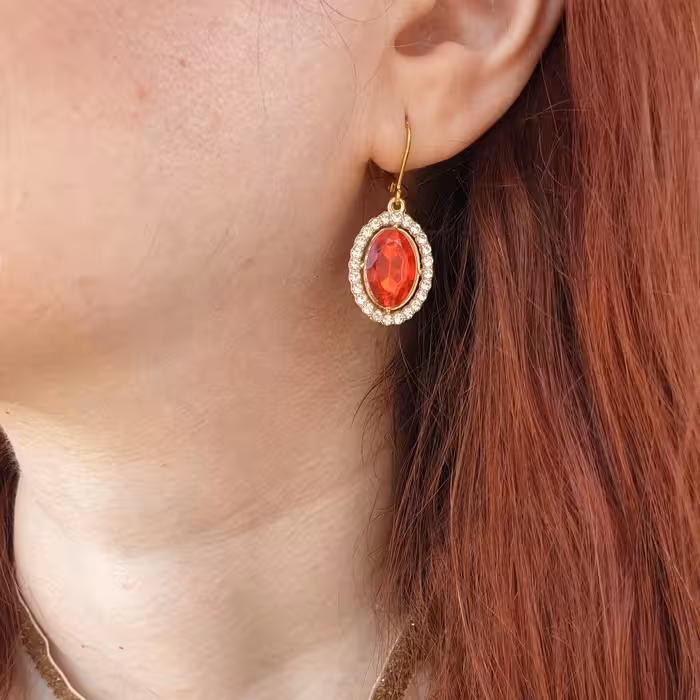 نیمست گردنی چوکر  نگین درشت قرمز  و دور  نگین و گوشواره
ابعاد  یک و نیم در دو سانت
بلندی آویز 42 سانت
رنگ ثابت