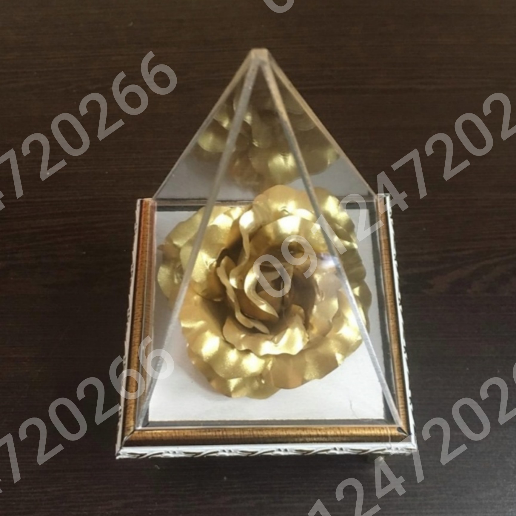 گل رز روکش طلا 24عیار با باکس هرمی رومیزی به همراه شناسنامه