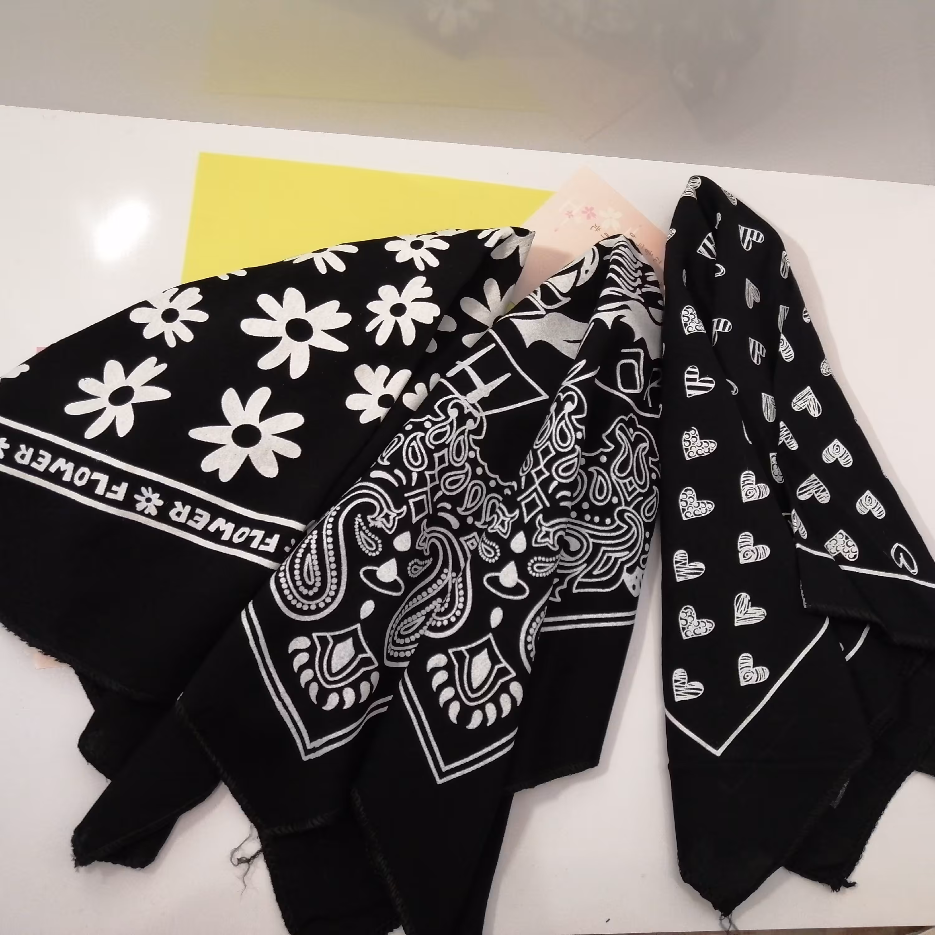 دستمال سر مشکی و سفید در طرح مختلف جنس نخی سایز  حدود 50 