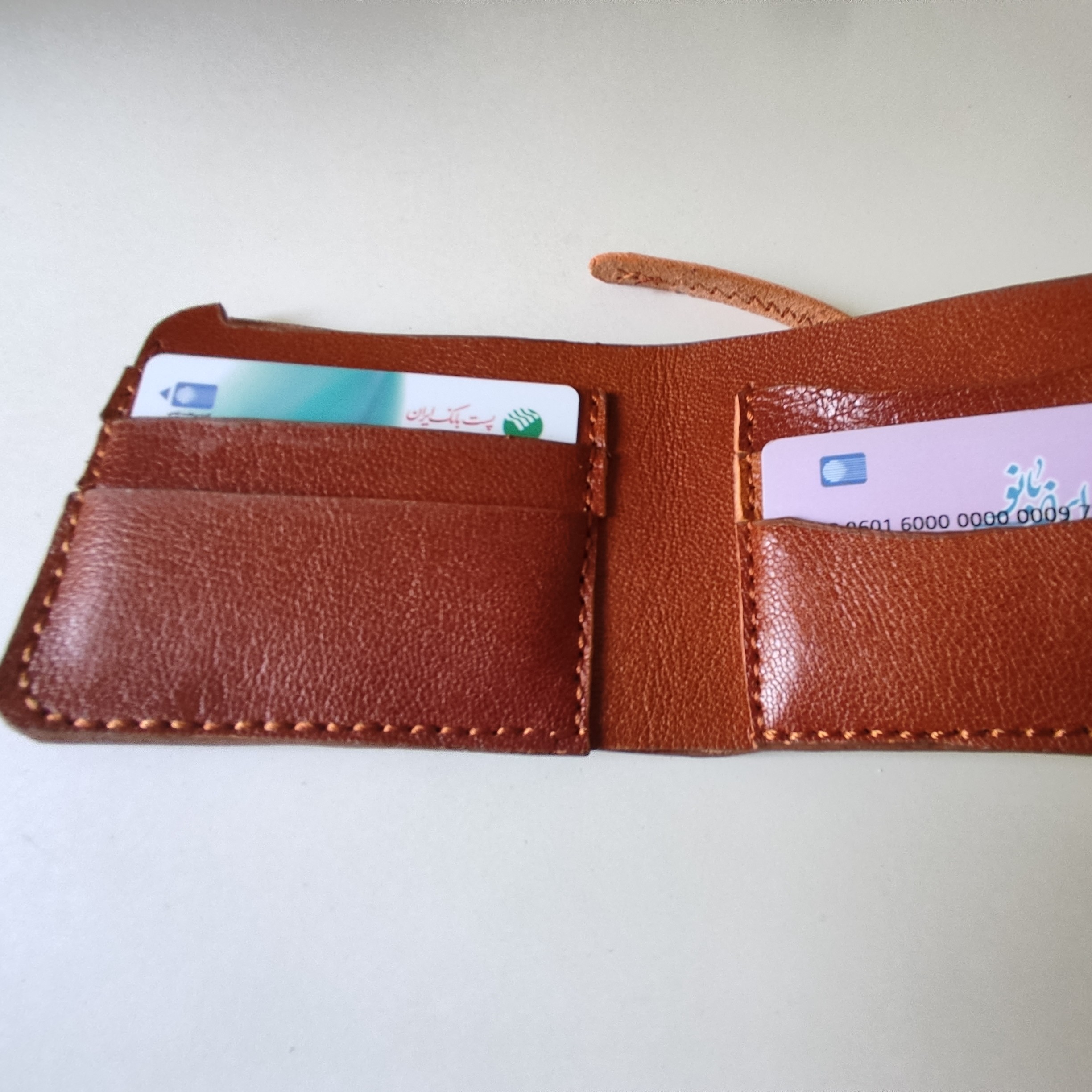 کیف پول تمام  چرم جیبی.مردانه.دارای چهارجا کارتی.وزن تقریبی100گرم.طول 30سانتیمتر
