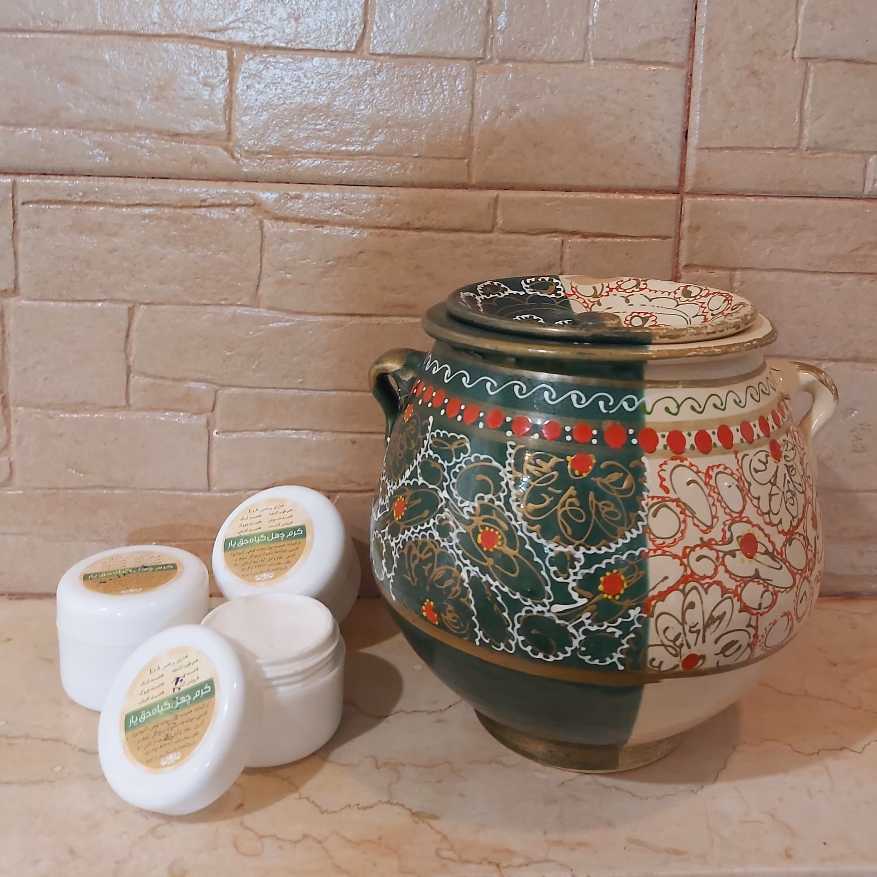 کرم چهل گیاه دستساز مرطوب کننده و روشن کننده پوست