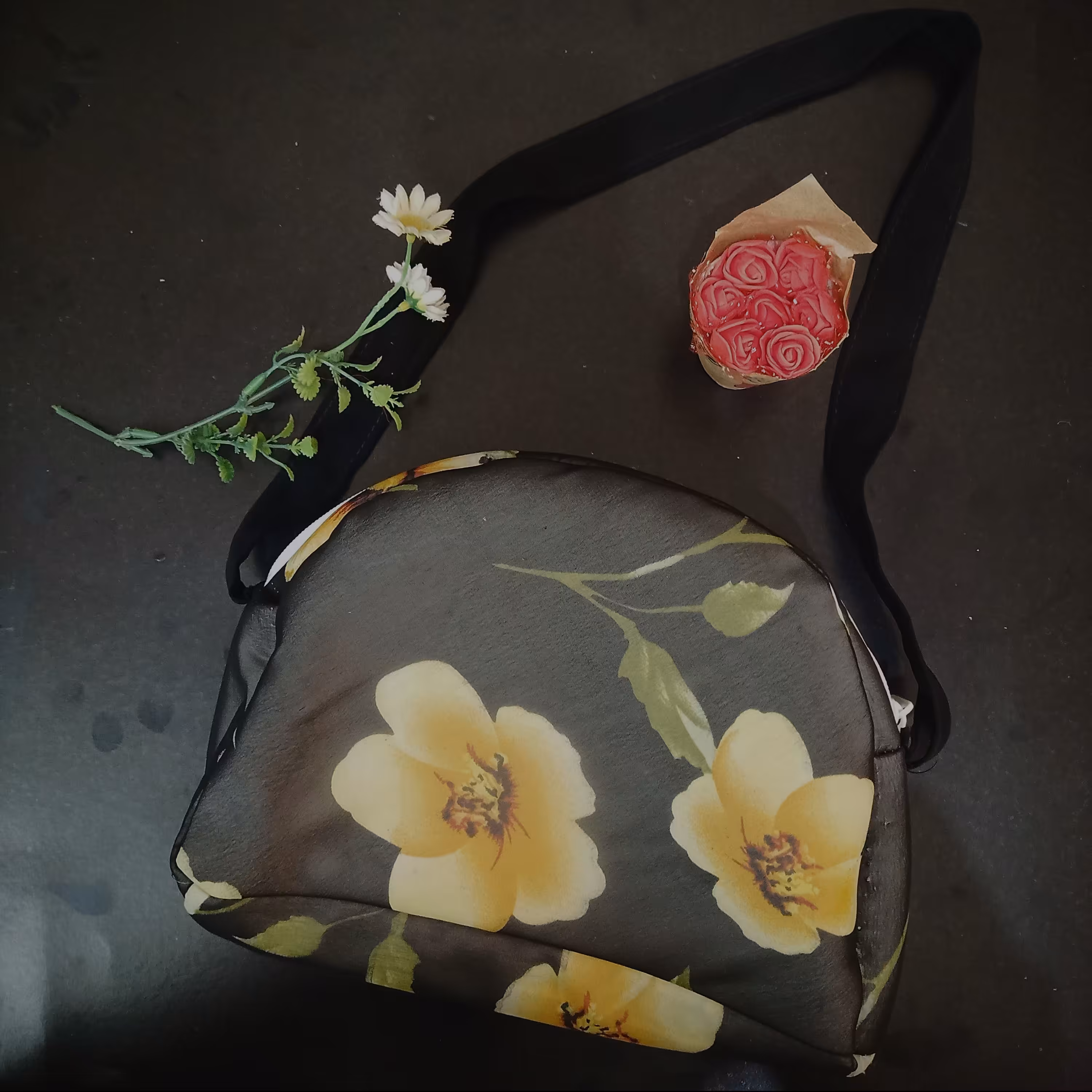 کیف دخترانه مدل مشکی گل زرد، جادار و سبک، سرشانه ای متناسب 3 تا 14 سال، (طرح و رنگ های دیگر هم موجود داره)