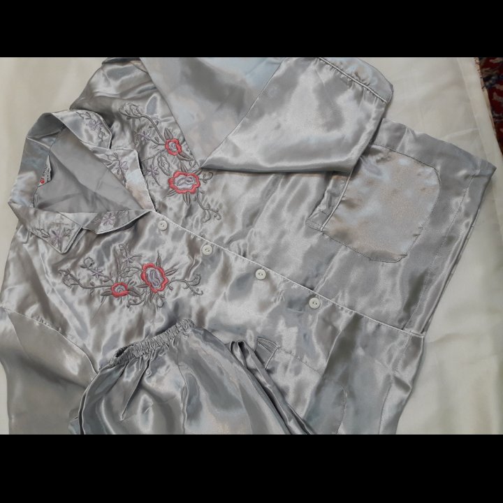 لباس تو خانه(روبدوشام)بلوز شلوار.لباس خواب.جلو دکمه دار .محصول چین.ساتن گلدوزی شده