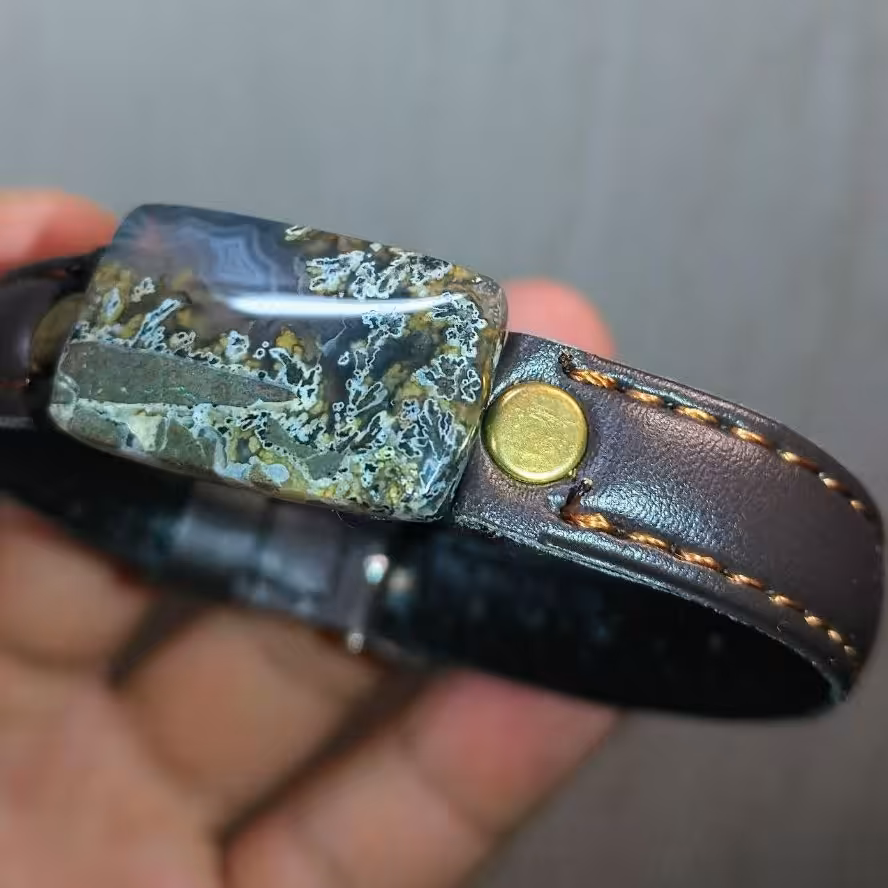 دستبد سنگ شجر پاییزی و با بند چرم با ضمانت اصل بودن سنگ زیبا و کاری منحصر به فرد،خواص ذاتی سنگ محافظ ،ارامش بخش 