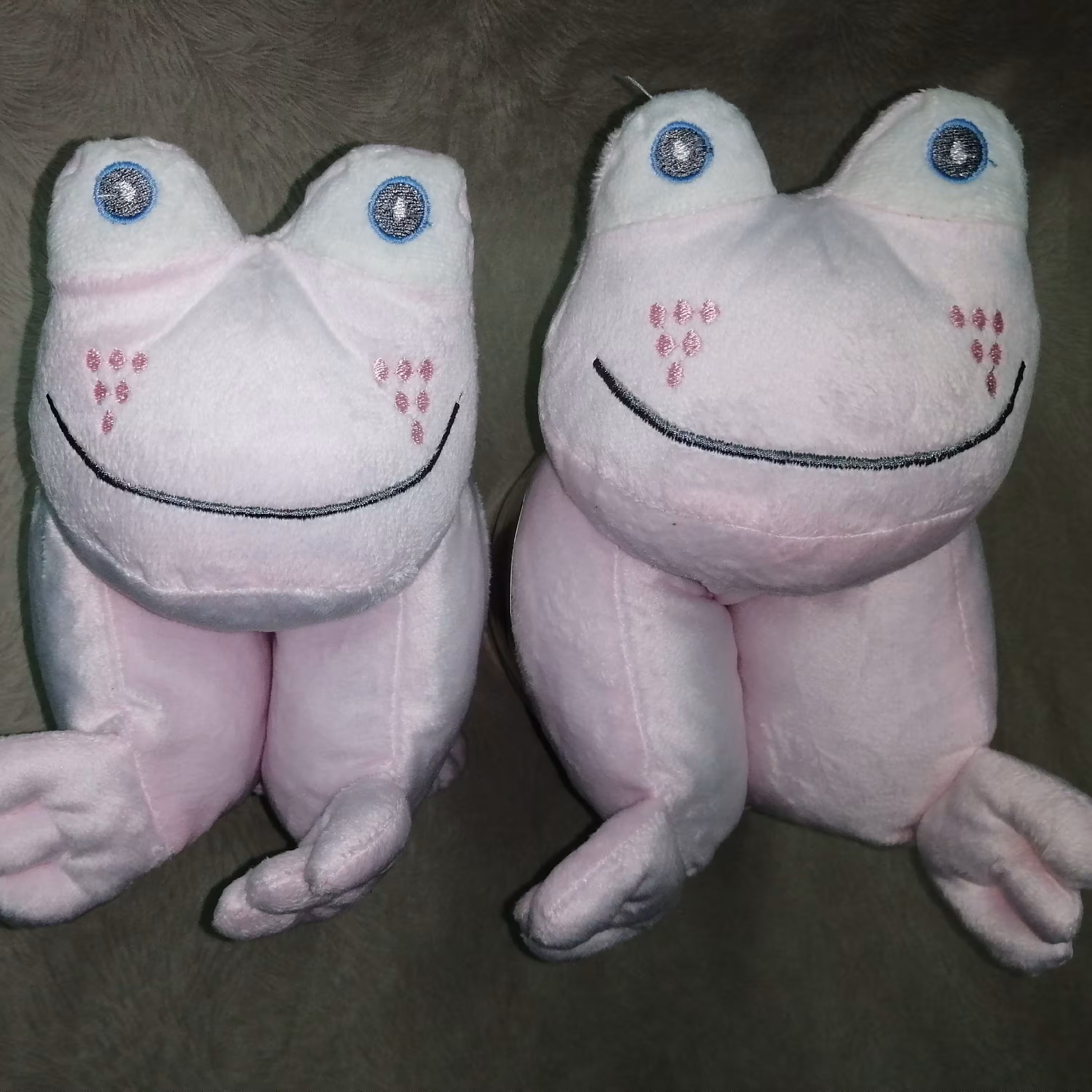 بالش عروسکی مخمل طرح قورباغه اسپرت نوزادی پسرانه دخترانه صورتی کمرنگ.قابل تبدیل ازبالش به عروسک بالشت نوزادی شیردهی بازی