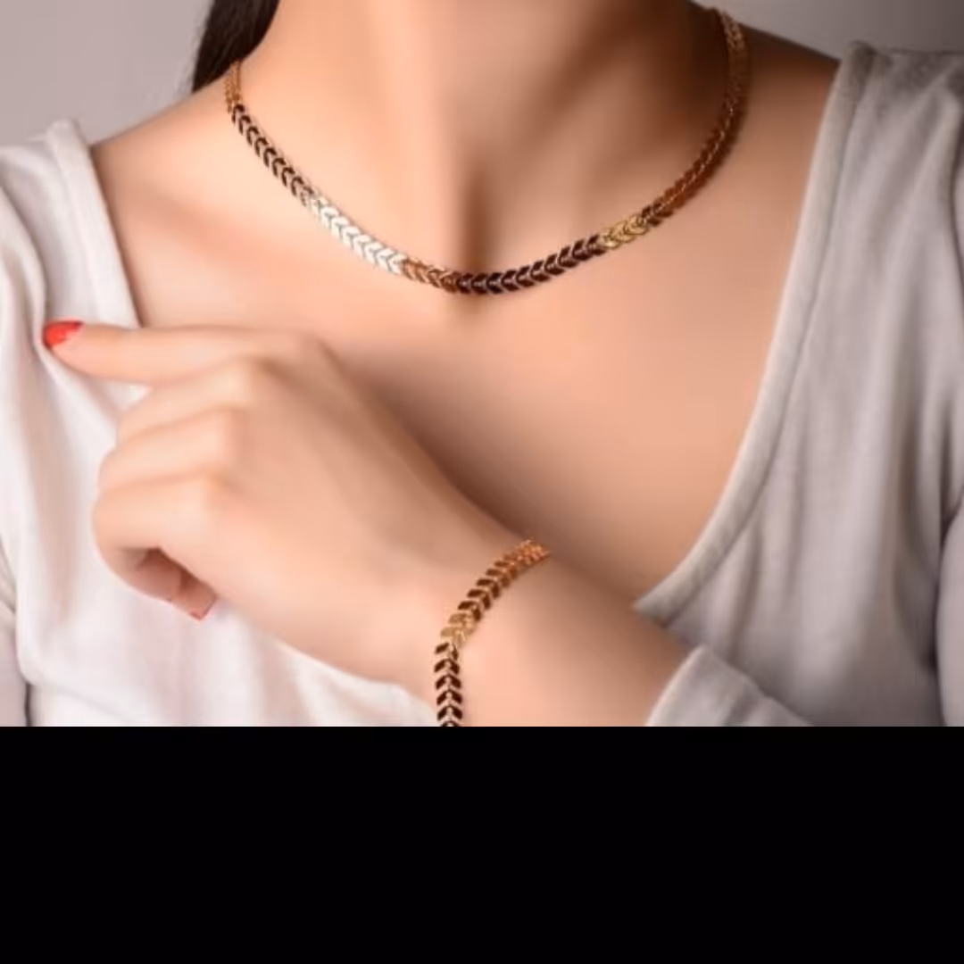 نیم ست گندمی تمام استیل رنگ ثابت ضد حساسیت شامل ( گردنبند و دستبند )