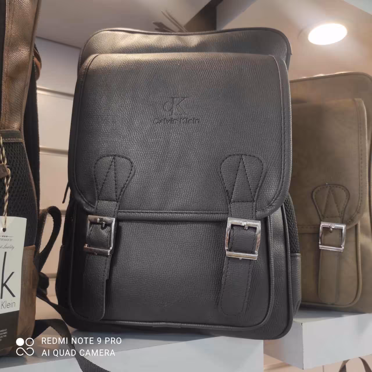 کوله پشتی مدرسه و دانشجویی بند ابری پهن دارای زنگ بندی بسیار بالا و شیک 