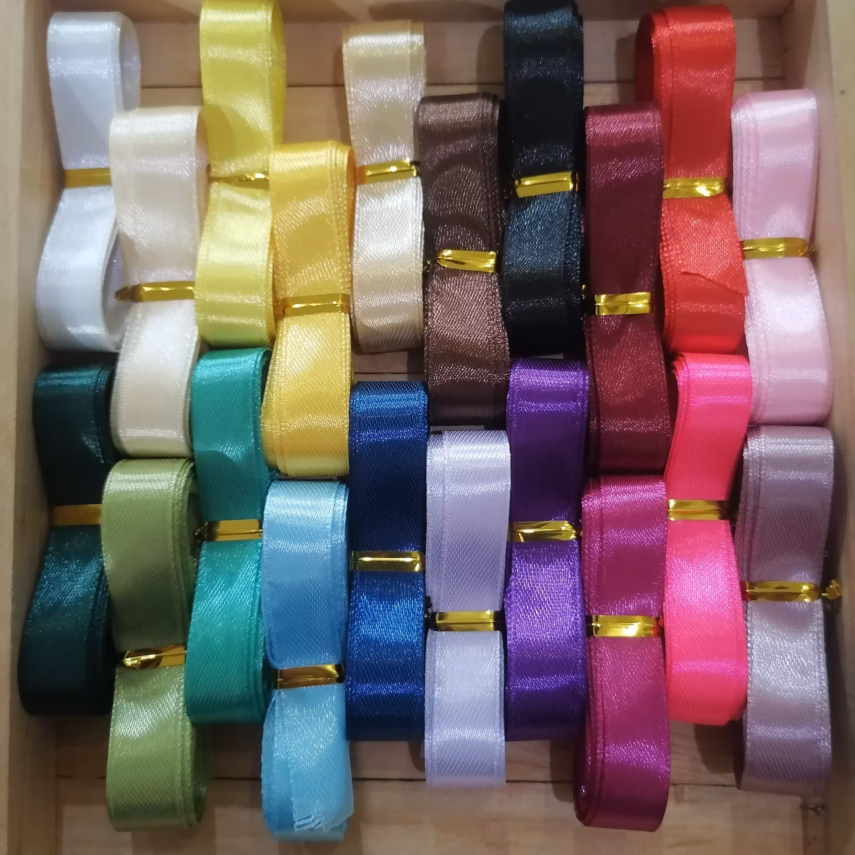 پک روبان ساتن یک سانتی، 40 متر.... 20 رنگ متفاوت  از هررنگ 2 متر... مناسب برای تزیینات، روباندوزی و گلسر سازی و.... 