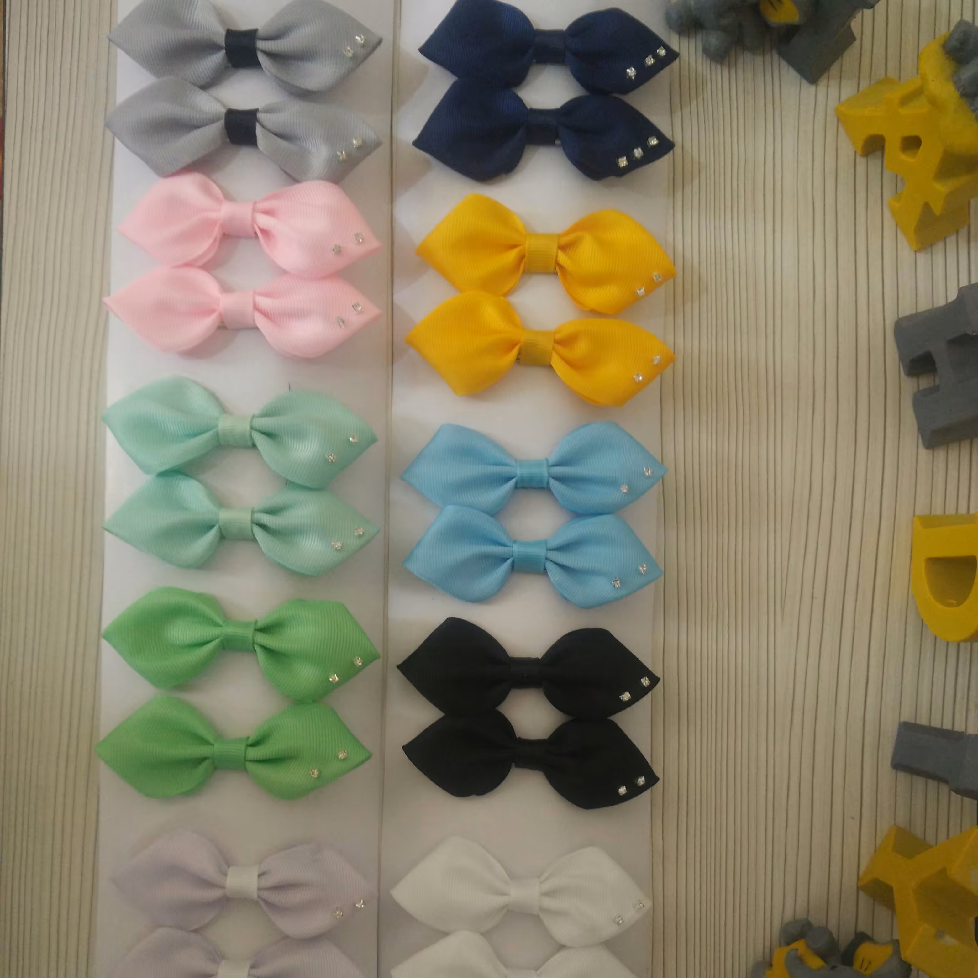 گیره انبری سایز متوسط در رنگبندی متنوع(پس کرایه)