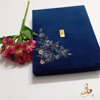 سجاده جانماز مخمل سورمه ای سه تکه مأوا به همراه جعبه مخمل کار شده