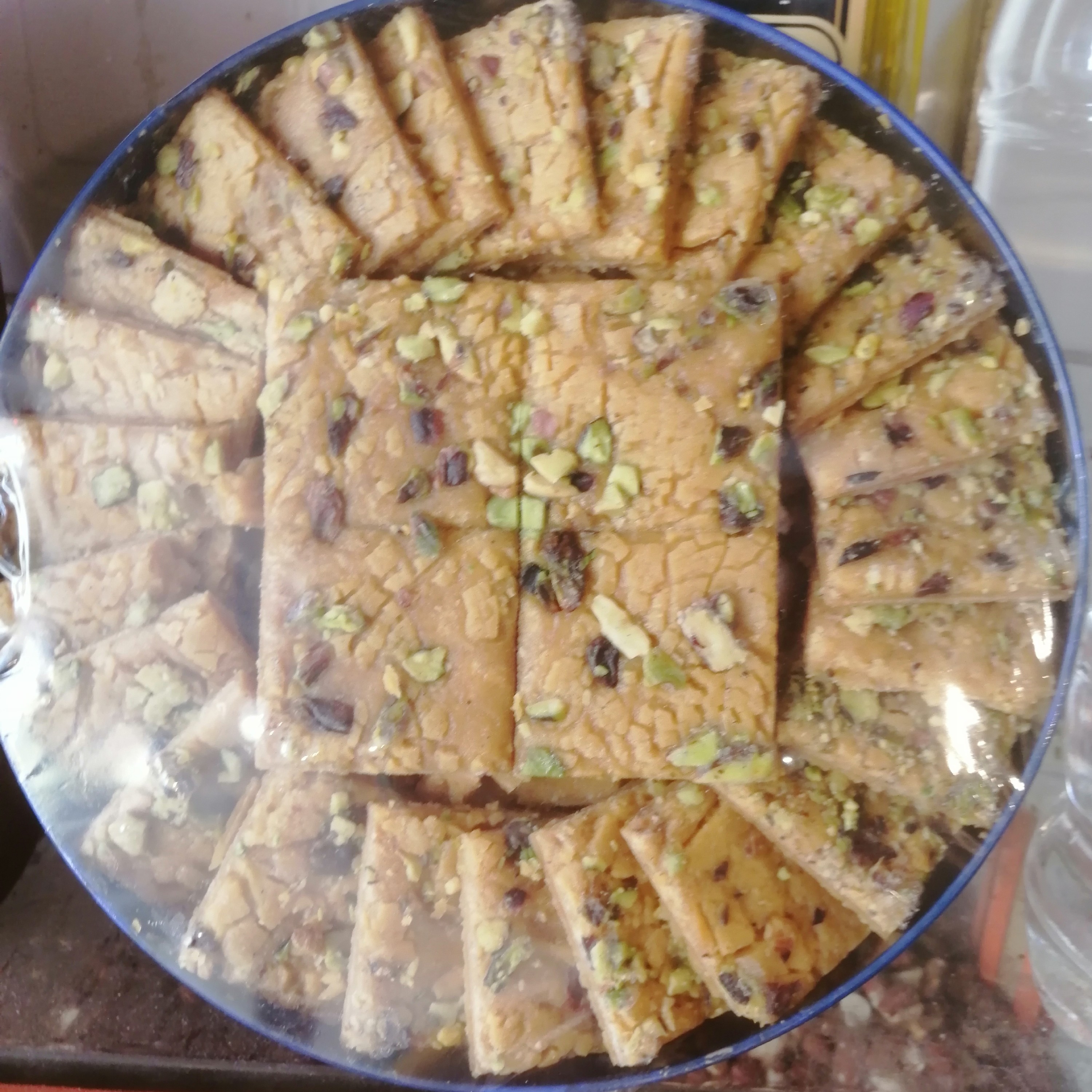 سوهان کره ای با تزئین مغز پسته