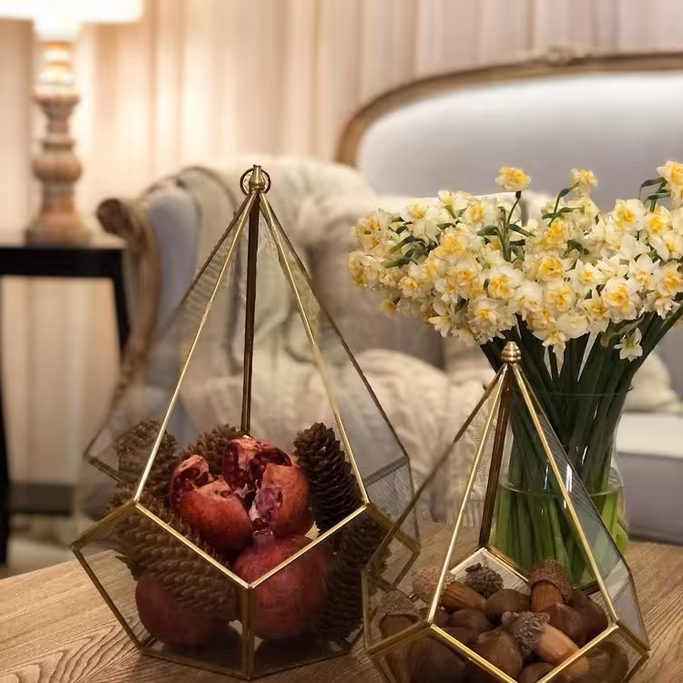 به صورت سفارشی باکس هرمی   سه سایز دارد.  بدون درب با درب دار