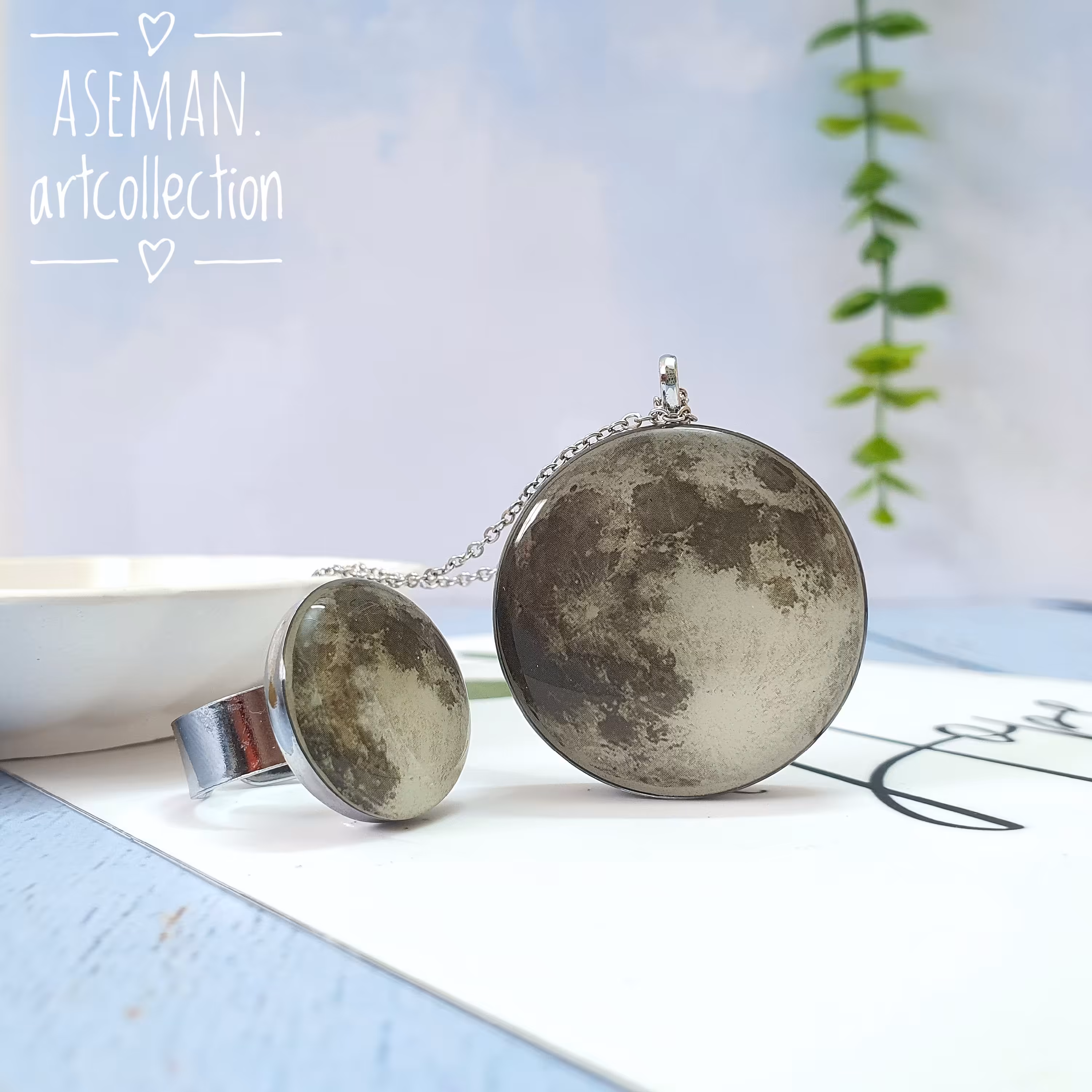 ست گردنبند و انگشتر ماه شبتاب فریم و زنجیر  استیل نقره ای با شبتاب آبی یا سبز به دلخواه شما