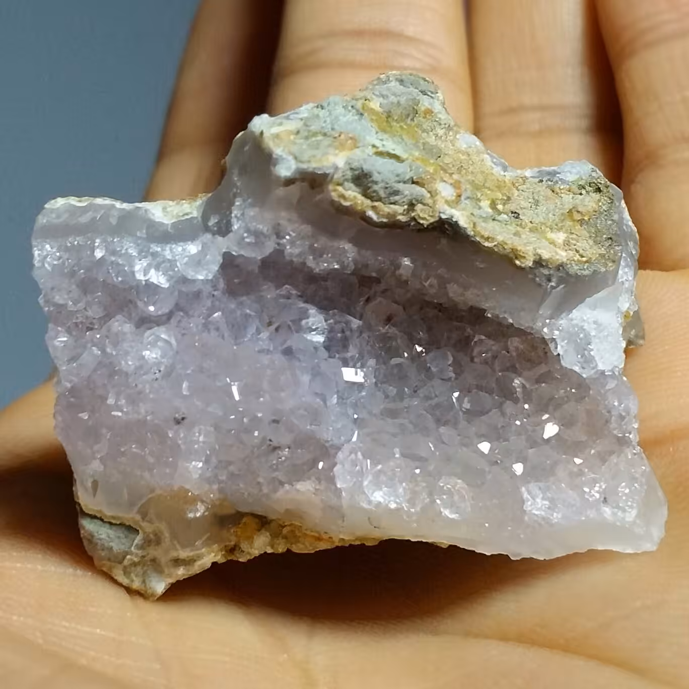 سنگ راف آمتیس توخالی پر بلور خاص بسیار زیبا دیدنی کاملا طبیعی شاهکار خلقت کد 9238