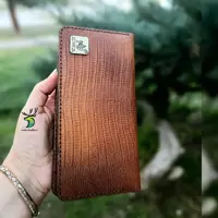 کیف پول مردانه 
. سه لته عسلی
. دارای 14 جای کارت بانکی
. یک محفظه زیپ دار
. دو فضا برای اسکناس. یک جای قلم. یک جیب مخفی