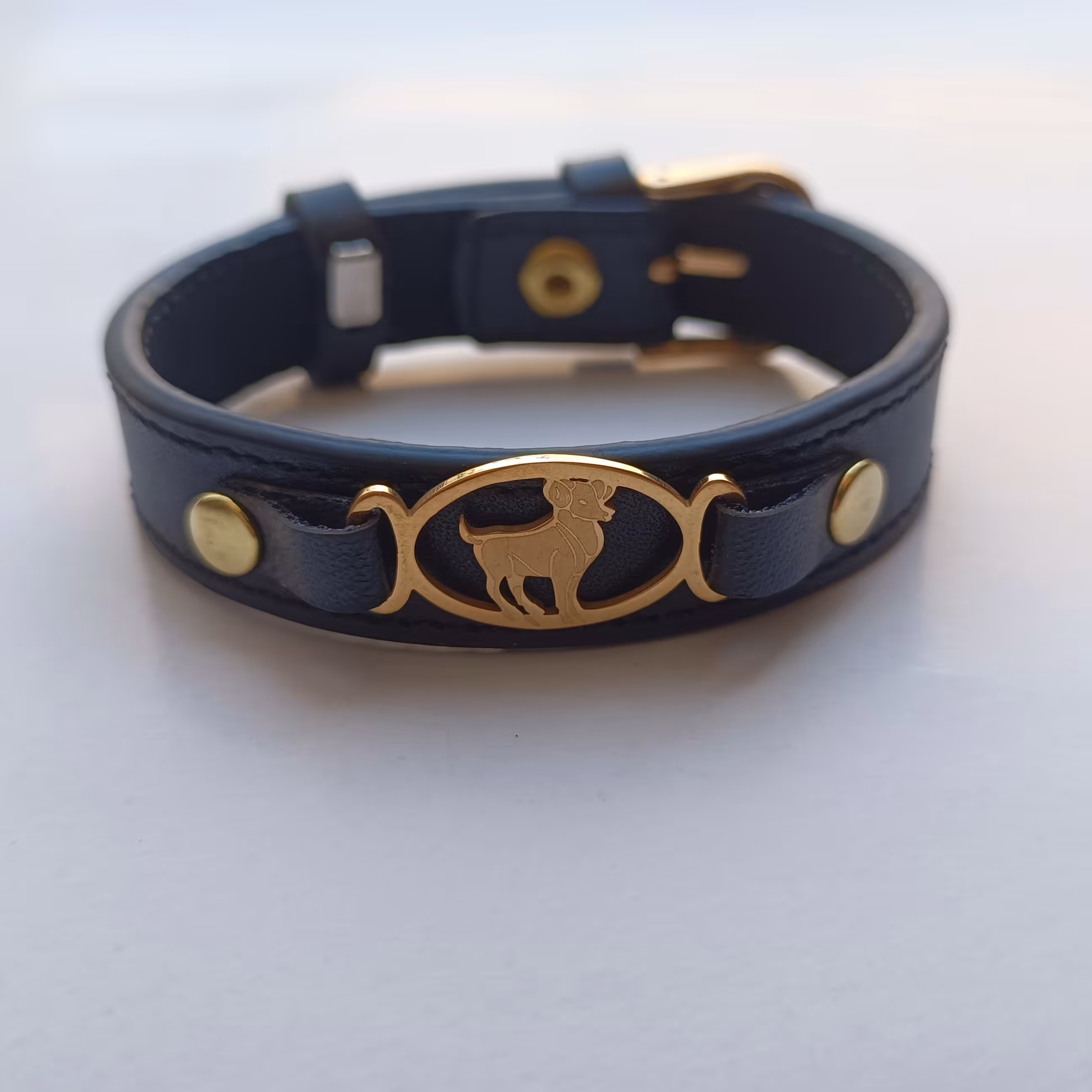 دستبند دست دوز با چرم طبیعی با پلاک ماه تولد