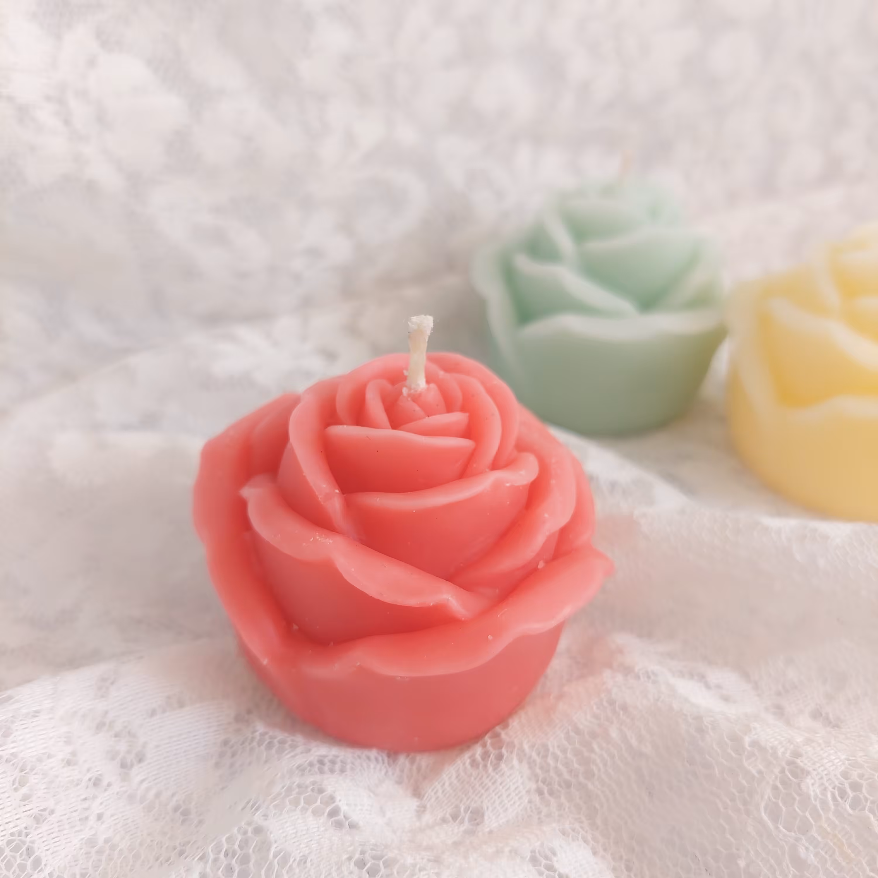 شمع گل رز  دست ساز در رنگ های متفاوت 5 در 6 سانت 70 گرم 