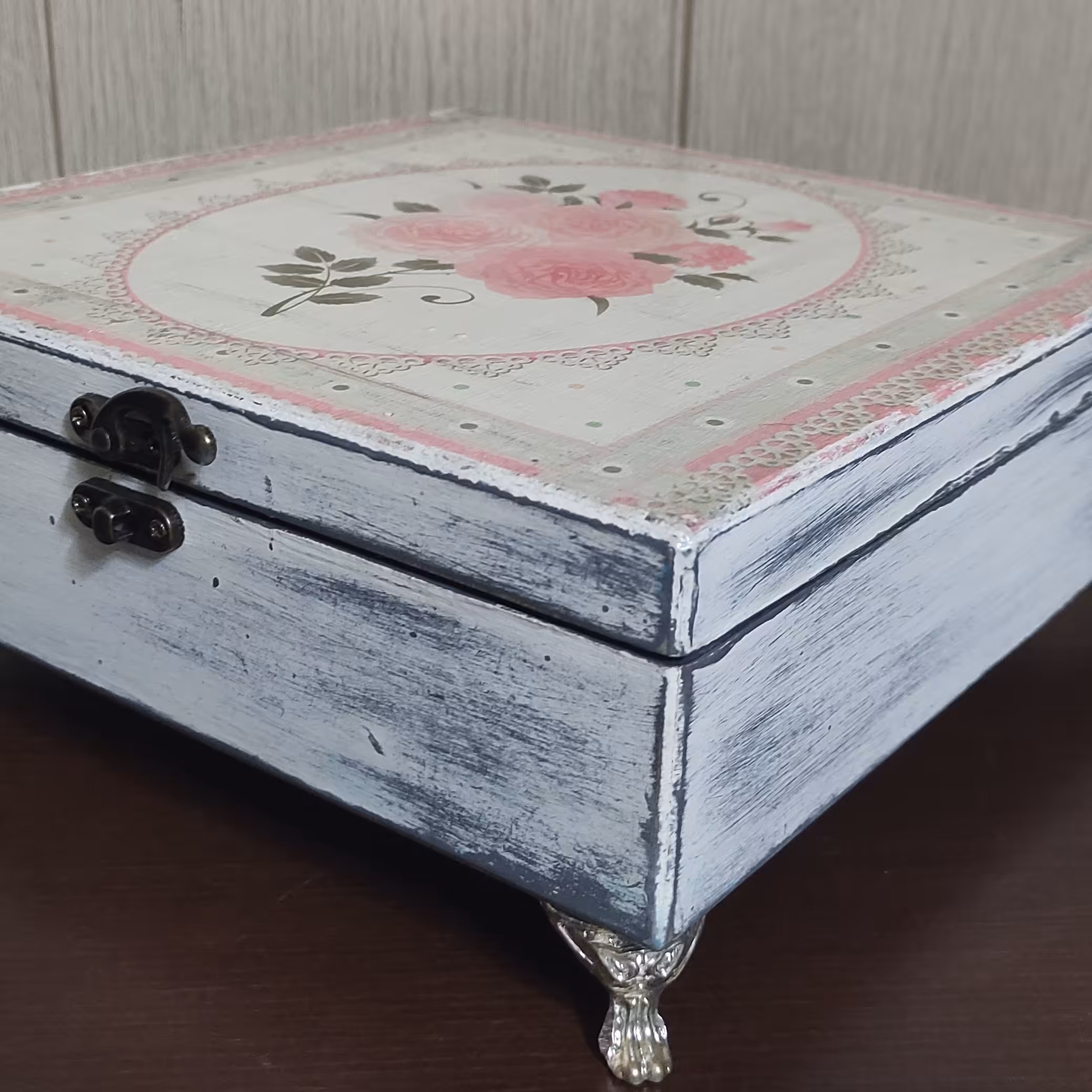 جعبه تی بگ طرح گل کهنه کاری شده.هزینه ارسال به عهده مشتری میباشد.