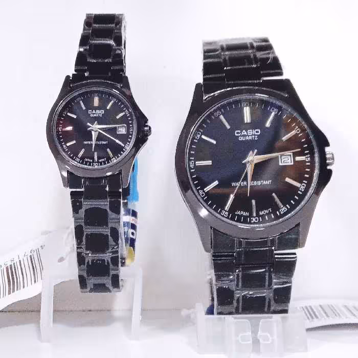 ساعت کاسیو ست زنانه ومردانه مشکی تقویم دار  موتور ژاپن داخل صفحه وپشت ساعتم هم حک شده رنگ ثابت ضدآب ارسال رایگان با جعبه