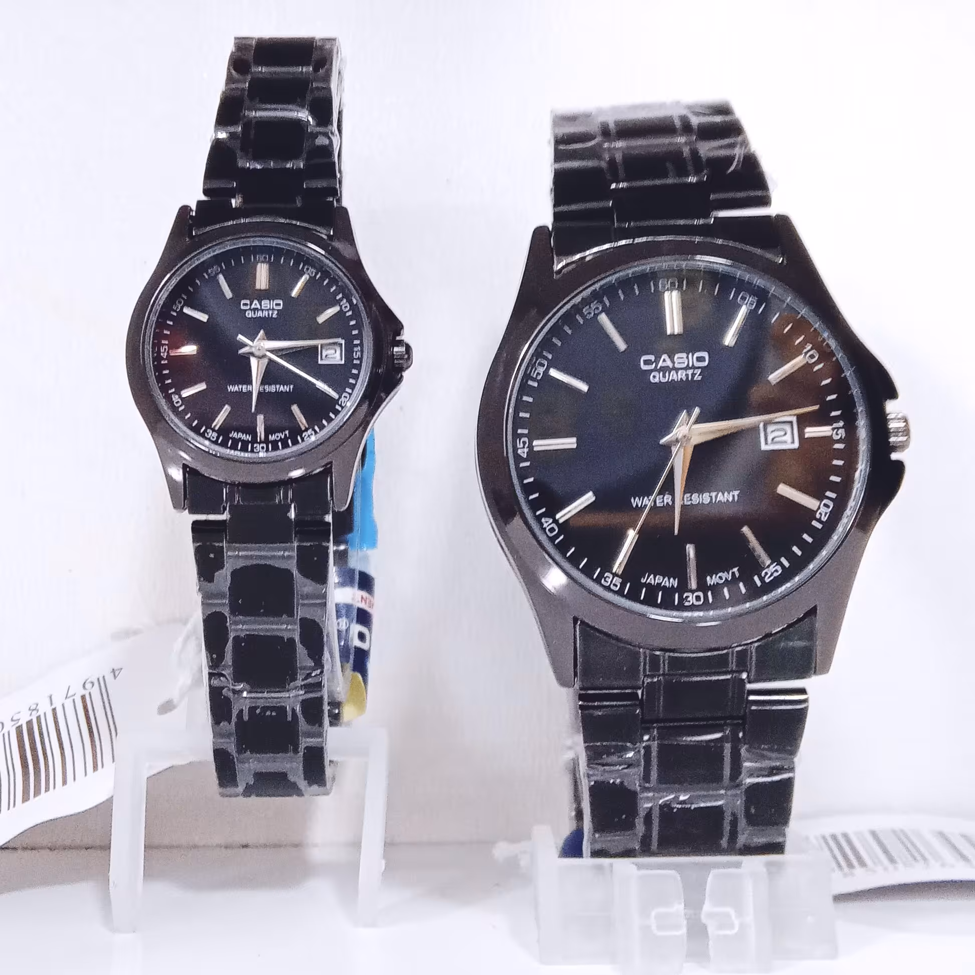 ساعت کاسیو ست زنانه ومردانه مشکی تقویم دار  موتور ژاپن داخل صفحه وپشت ساعتم هم حک شده رنگ ثابت ضدآب ارسال رایگان با جعبه