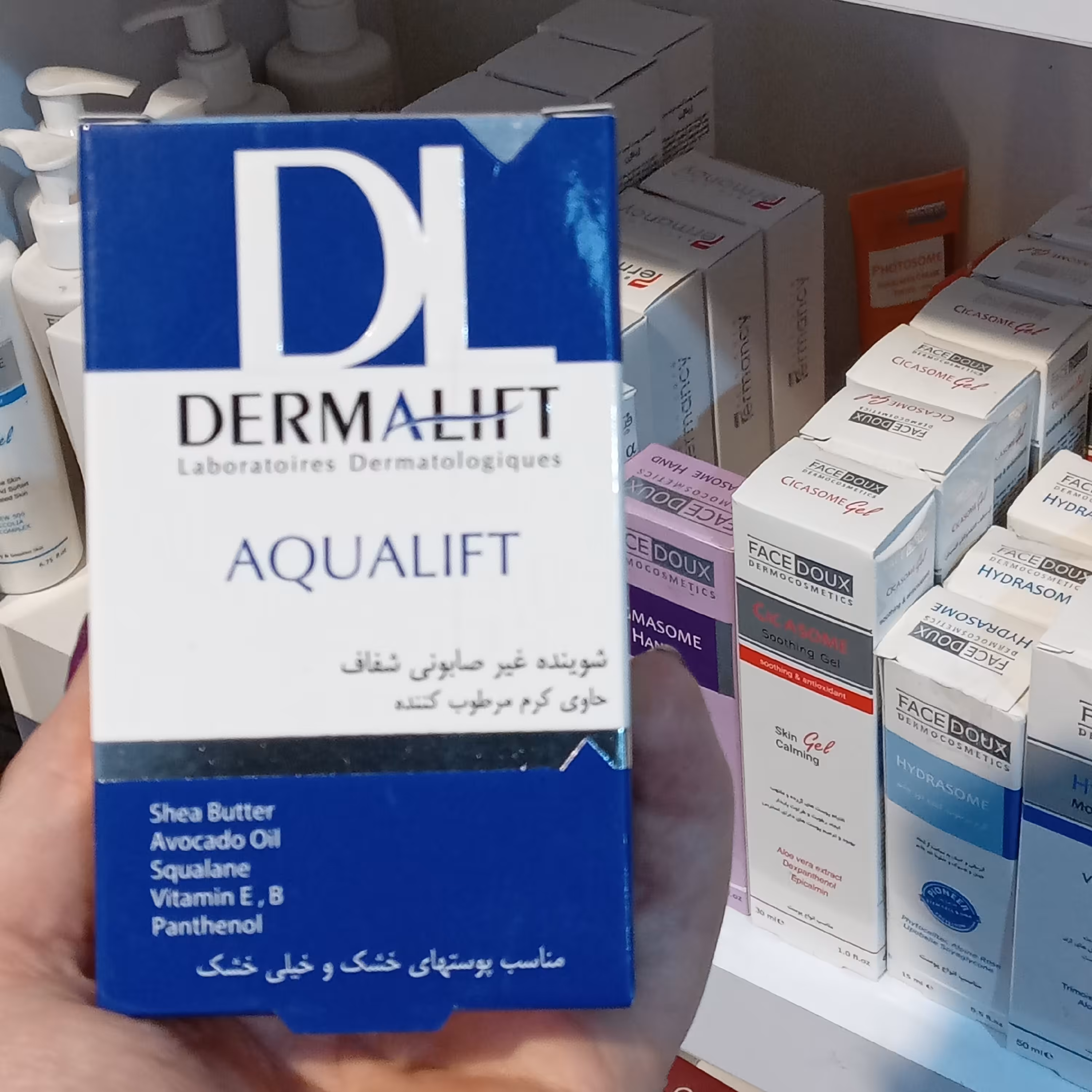 شوینده غیرصابونی شفاف درمالیفت حاوی کرم مرطوب کننده