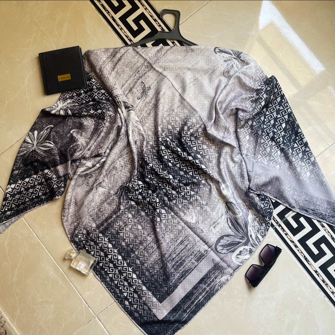 روسری طرح دار چاپی جنس وال نخ قواره 140 بزرگ