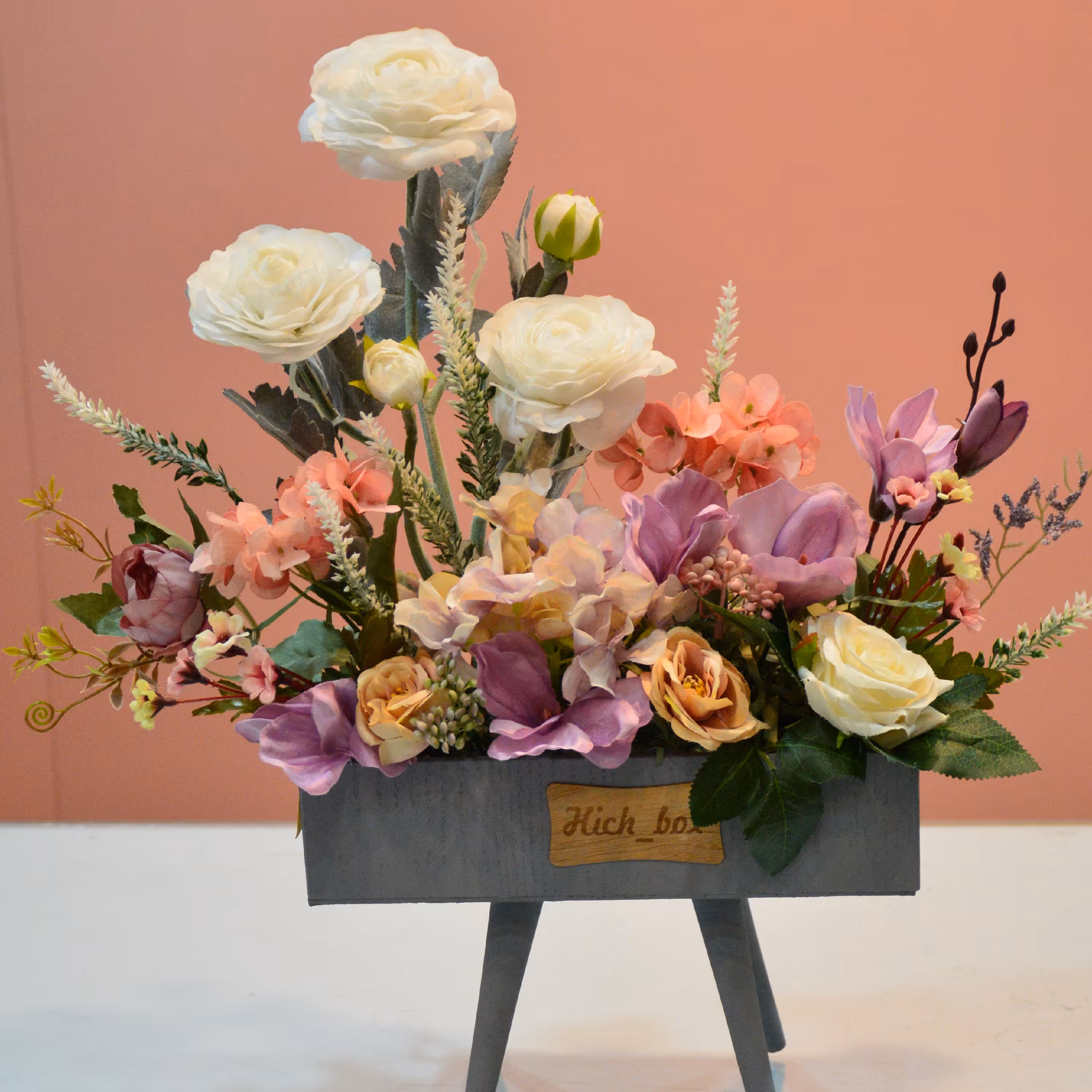 باکس گل مصنوعی ترکیبی از گل های لیسیانتوس رز هورتانزیا پیونی مناسب هدیه دکوری