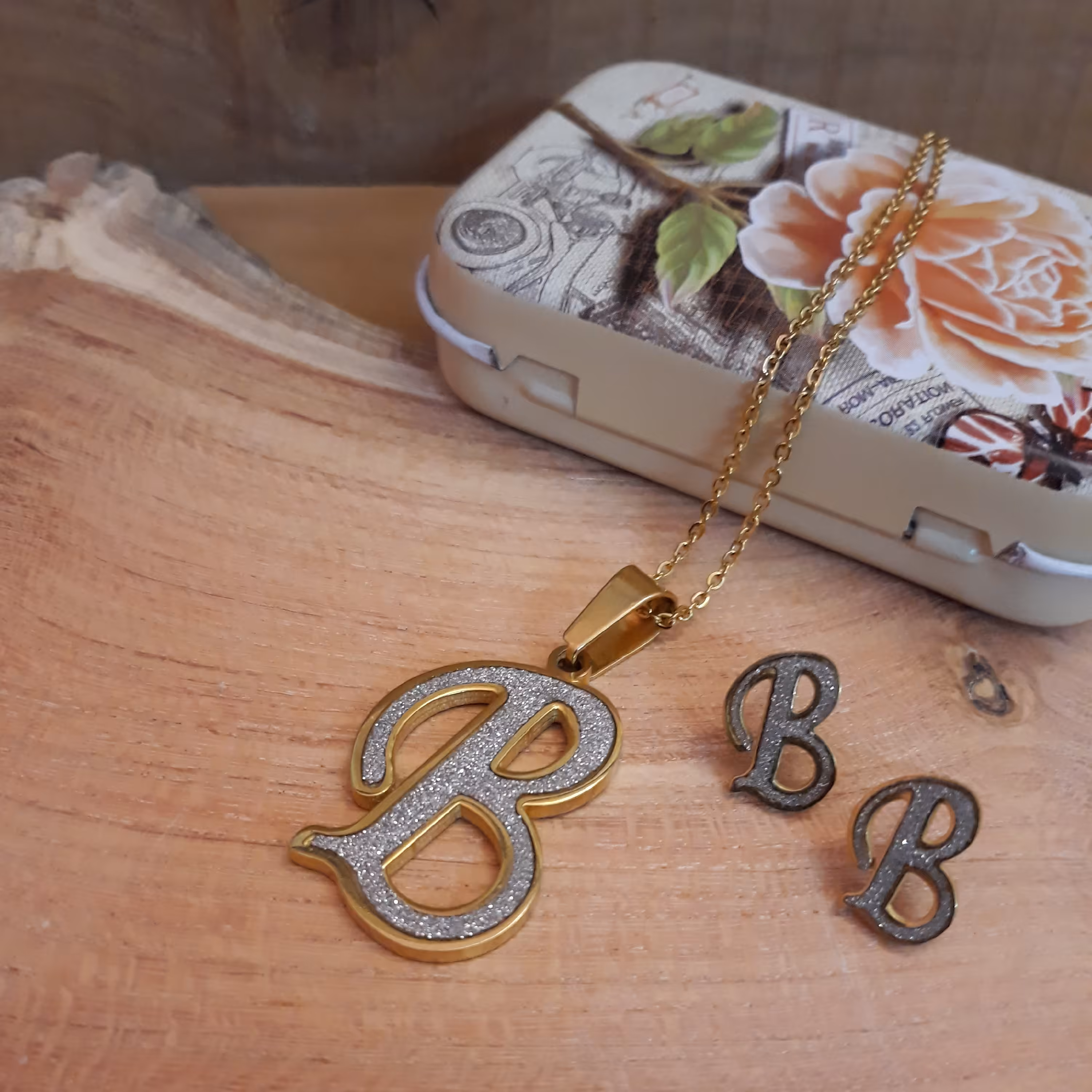 نیم ست  استیل شنی دو رنگ حرف B  ( پلاکی بسیار محکم و قوی )