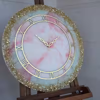 ساعت دیواری طرح سپید صورتی  قطر 60 کار شده با کریستال و ورق طلا رنگ ثابت موتور ارامگرد بیصدا