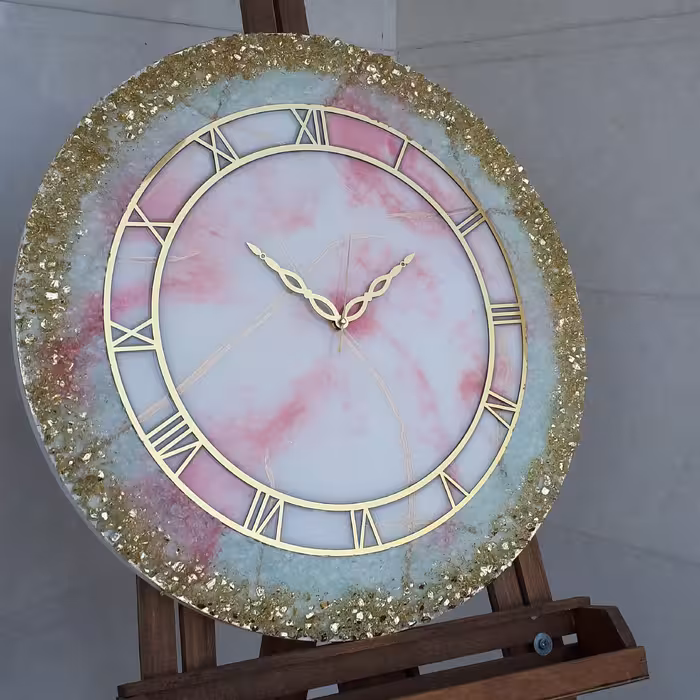 ساعت دیواری طرح سپید صورتی  قطر 60 کار شده با کریستال و ورق طلا رنگ ثابت موتور ارامگرد بیصدا