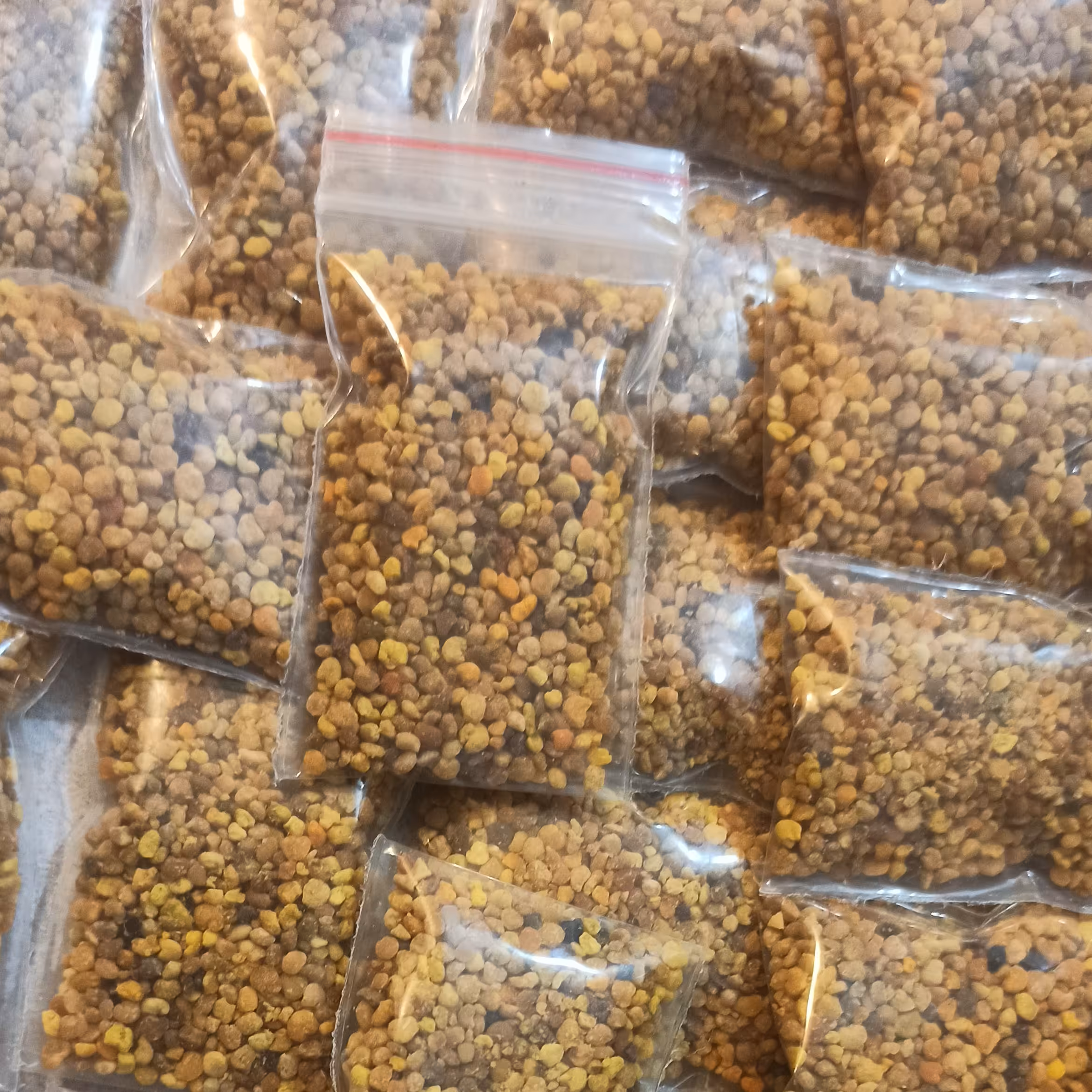 گرده گل ارگانیک و تازه با کیفیت عالی در بسته بندی های 8گرمی