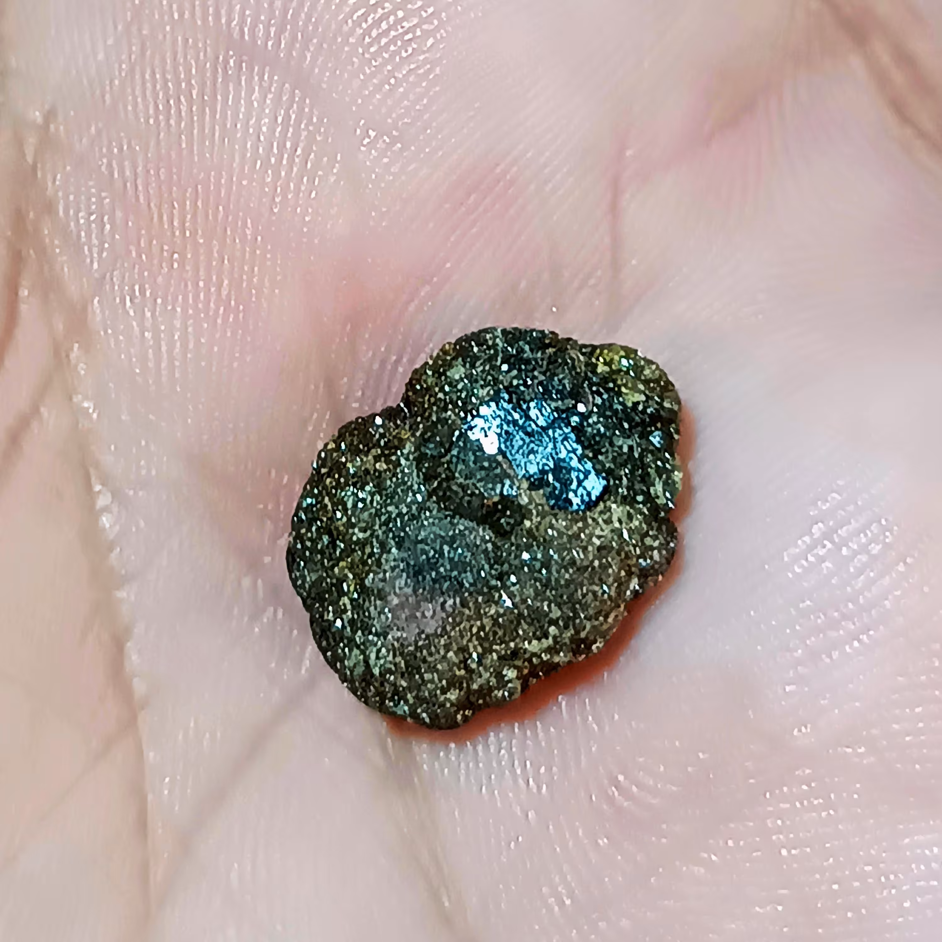 بلورگارنت سبز پررنگ دمانتوئیدکه بلوردرشت داخلیش تلالو آبی دارد و عجیب است)بضمانت کاملا طبیعی بدون بهسازی)فیلمش را ببینید