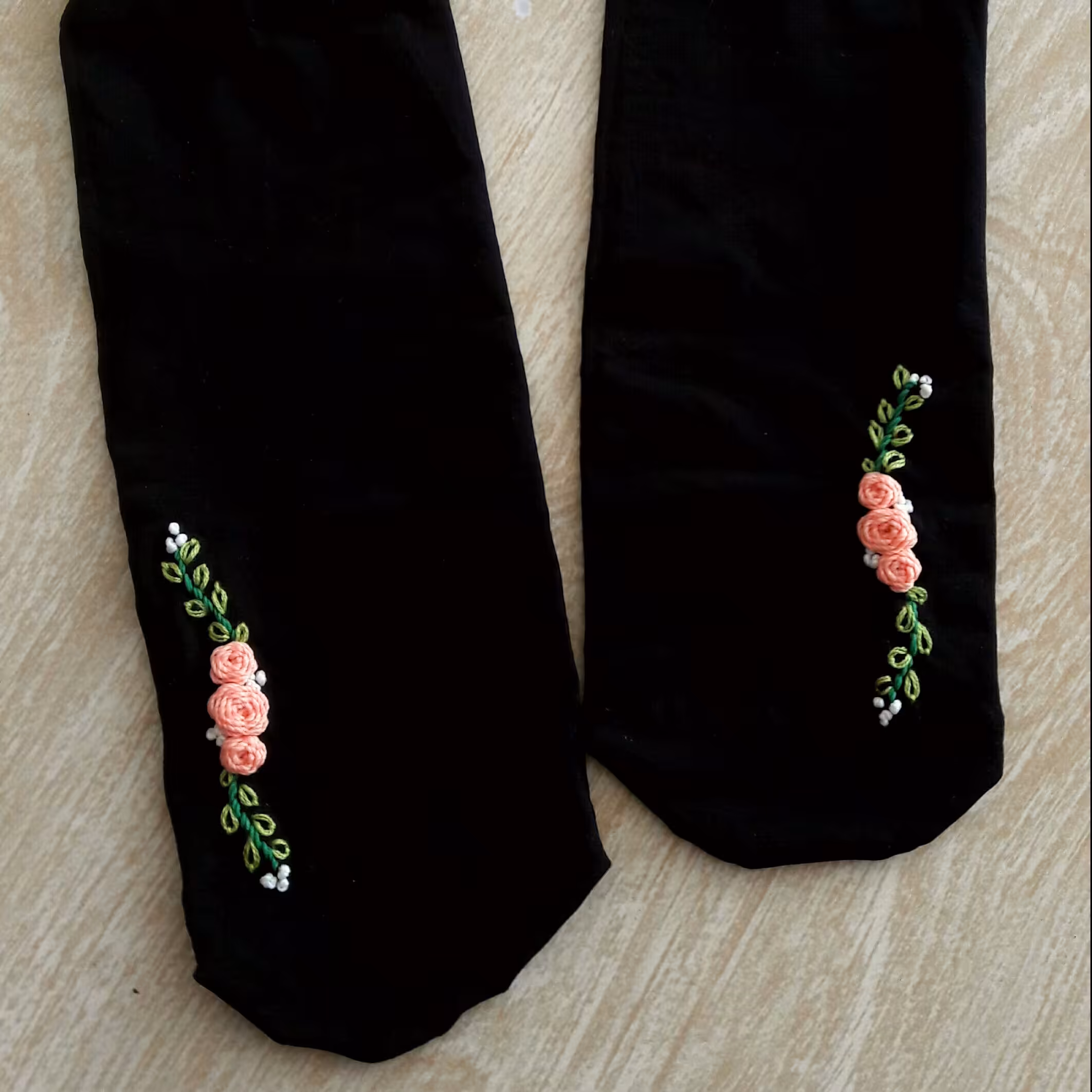 جوراب گلدوزی با دست طرح 117