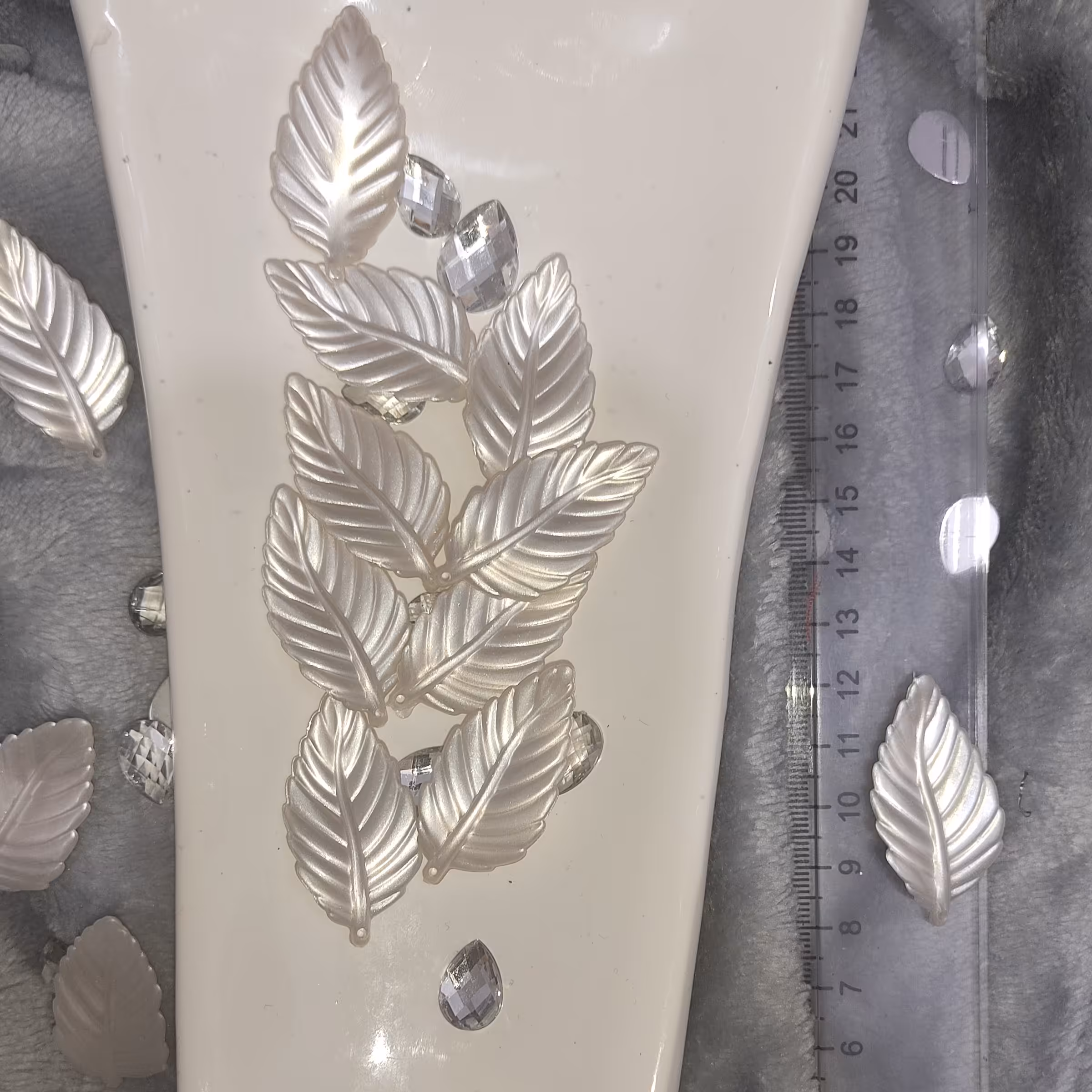 برگ رز  پهن سفید صدفی سرامیکی براق سایز متوسط بسته 20 عددی - برگ گل گلبرگ کریستال لوازم گلسازی خارجی 