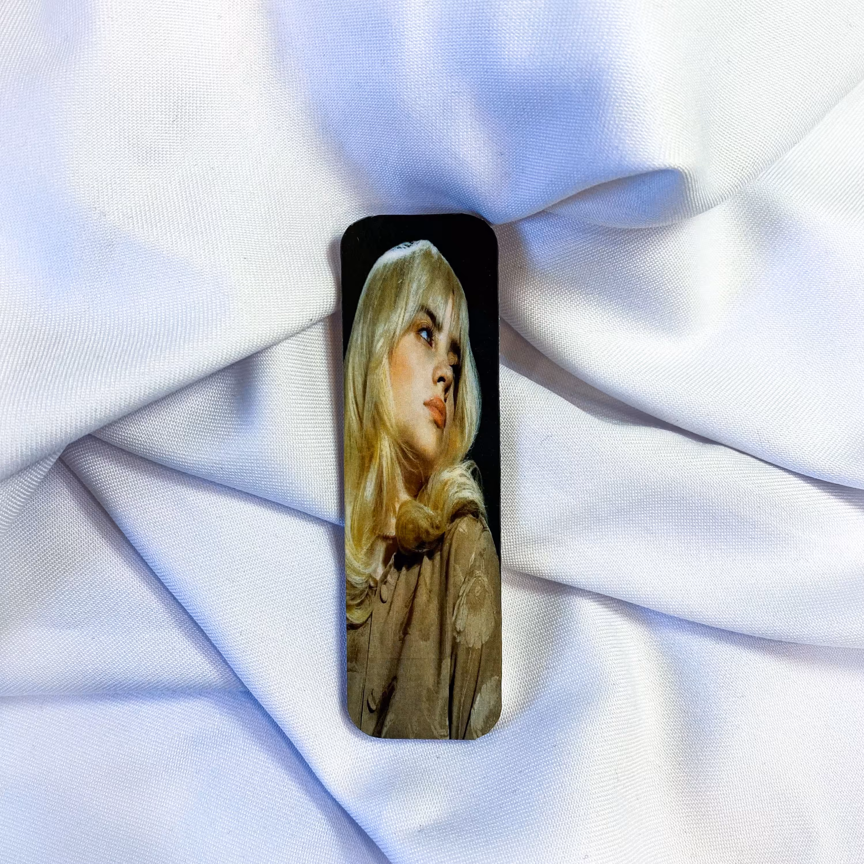 بوکمارک چوبی با طرح بیلی آیلیش بلوند