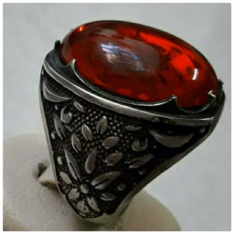 انگشتر بسیار زیبای لعل سرخ