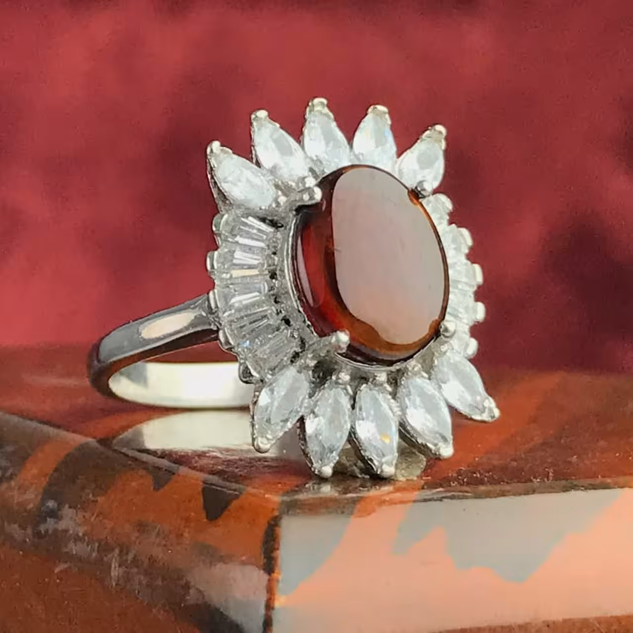 انگشتر گارنت اصلی 
چنگی مخراجکاری 
عیار نقره 925ارسال رایگان 