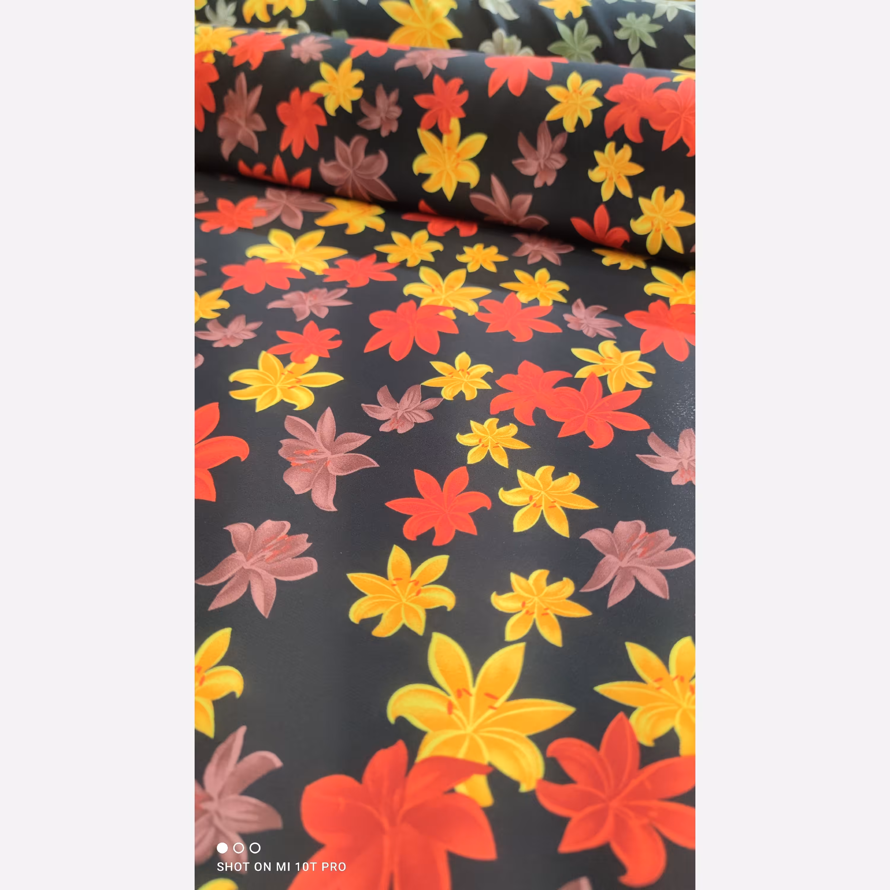 پارچه کرپ حریر زمینه مشکی