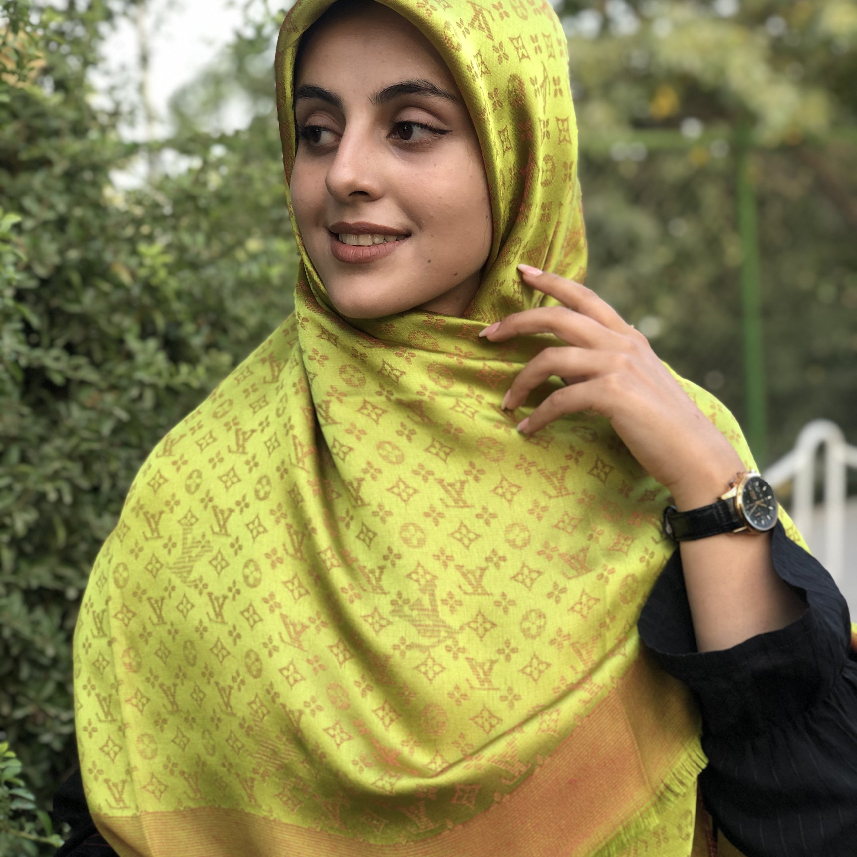 روسری ابریشم ژاکارد دو رو لمه دار طرح ال وی رنگ سبز صورتی