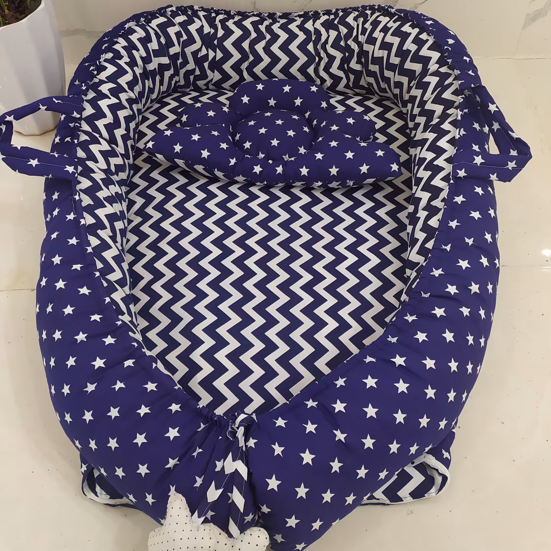 تشک گارد دار به همراه بالشت نوزادی  ست سفید و سورمه ای رنگ