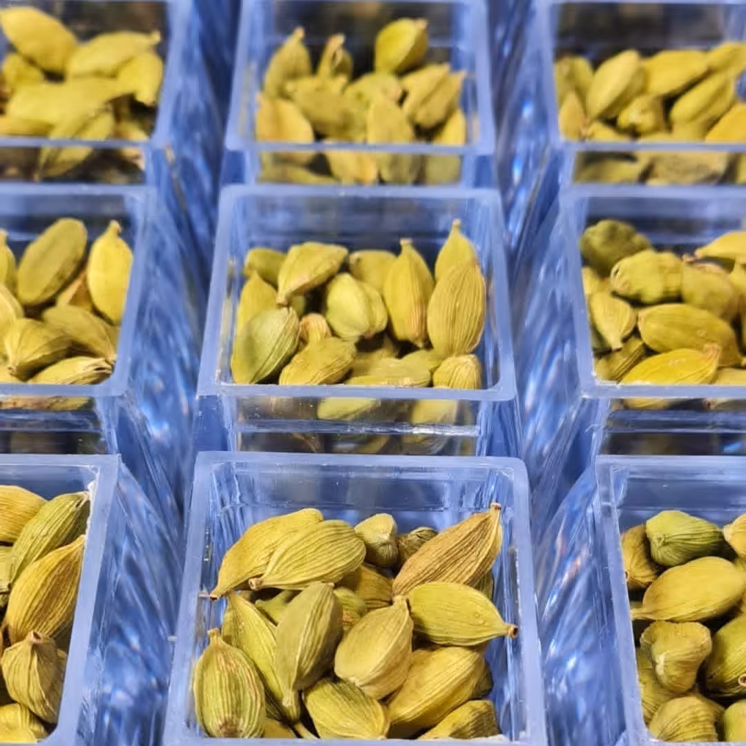 هل اکبر بنفش، ارسال رایگان،در بسته بندی 50 گرمی ، مثقالی بسیار معطر و باکیفیت ، درشت، سبز یه دست،