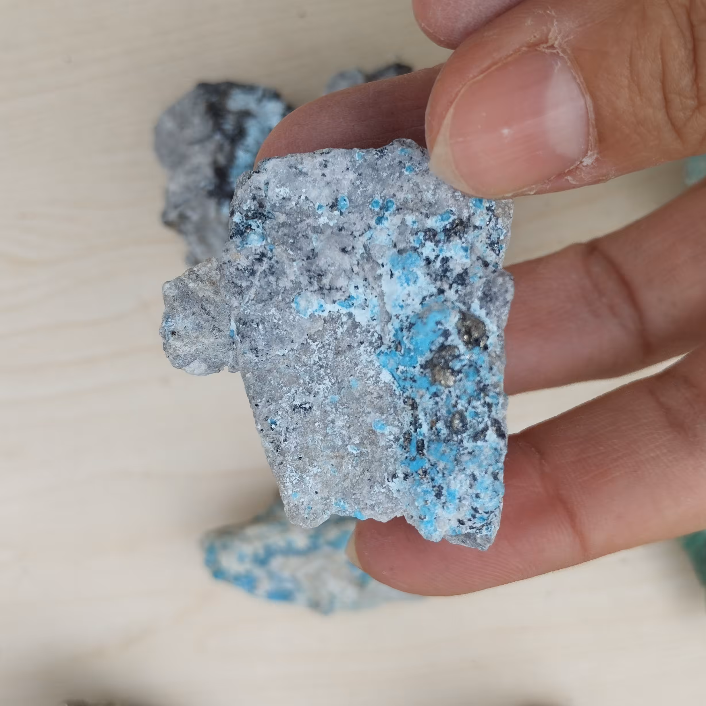  سنگ فیروزه با پیریت طلایی  معدنی و اصل با خواص بسیار سنگ فیروزه  