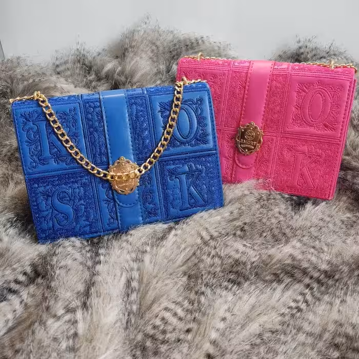  پاسپورتی گلدوزی 
در 6رنگ
 کیفیت دوخت عالی
جنس لکسوز
 بسیار  سبک 
آستر خارجی
د