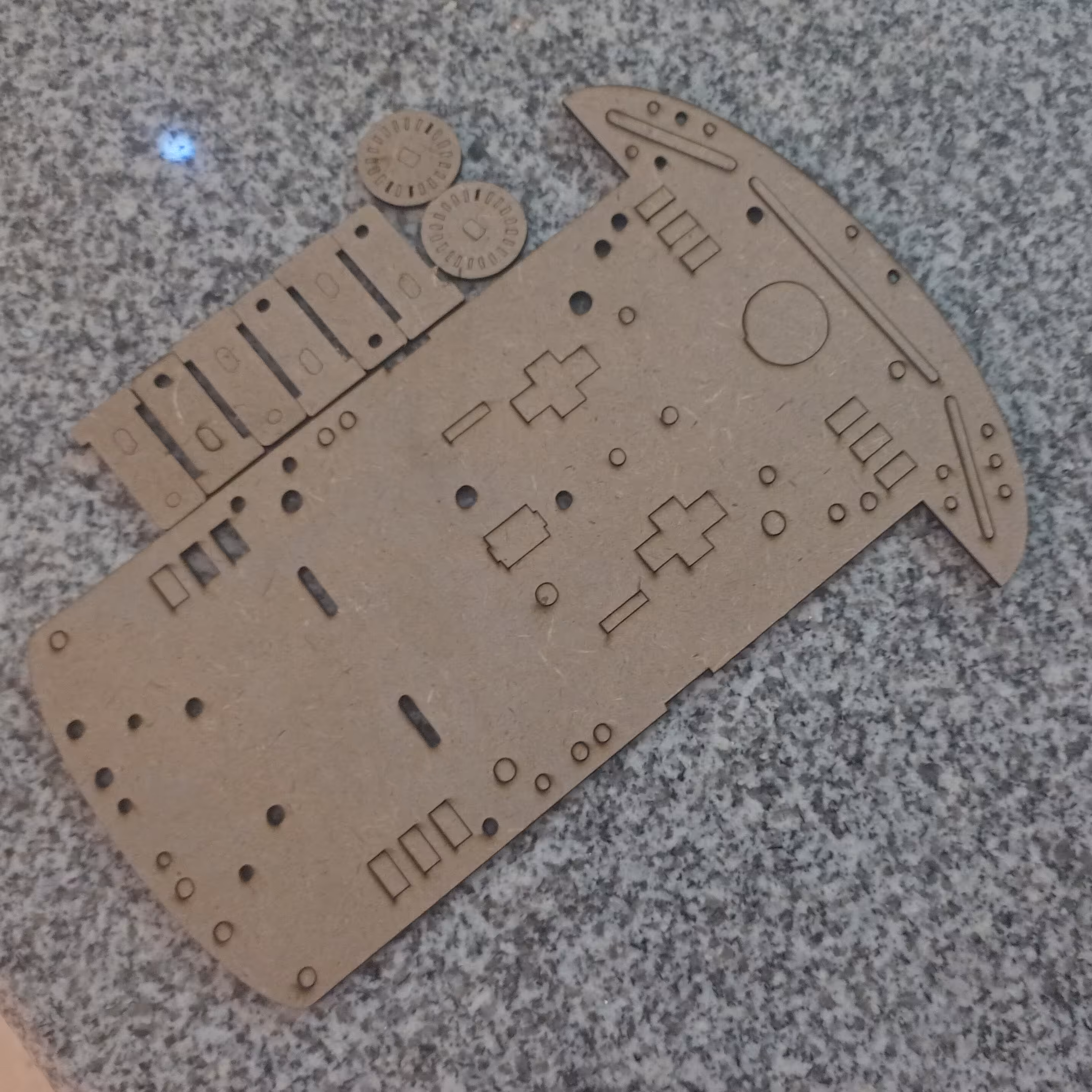 بدنه ربات چوبی مدل ماشین همراه با قطعه t شکل و شمارنده 20 خانه